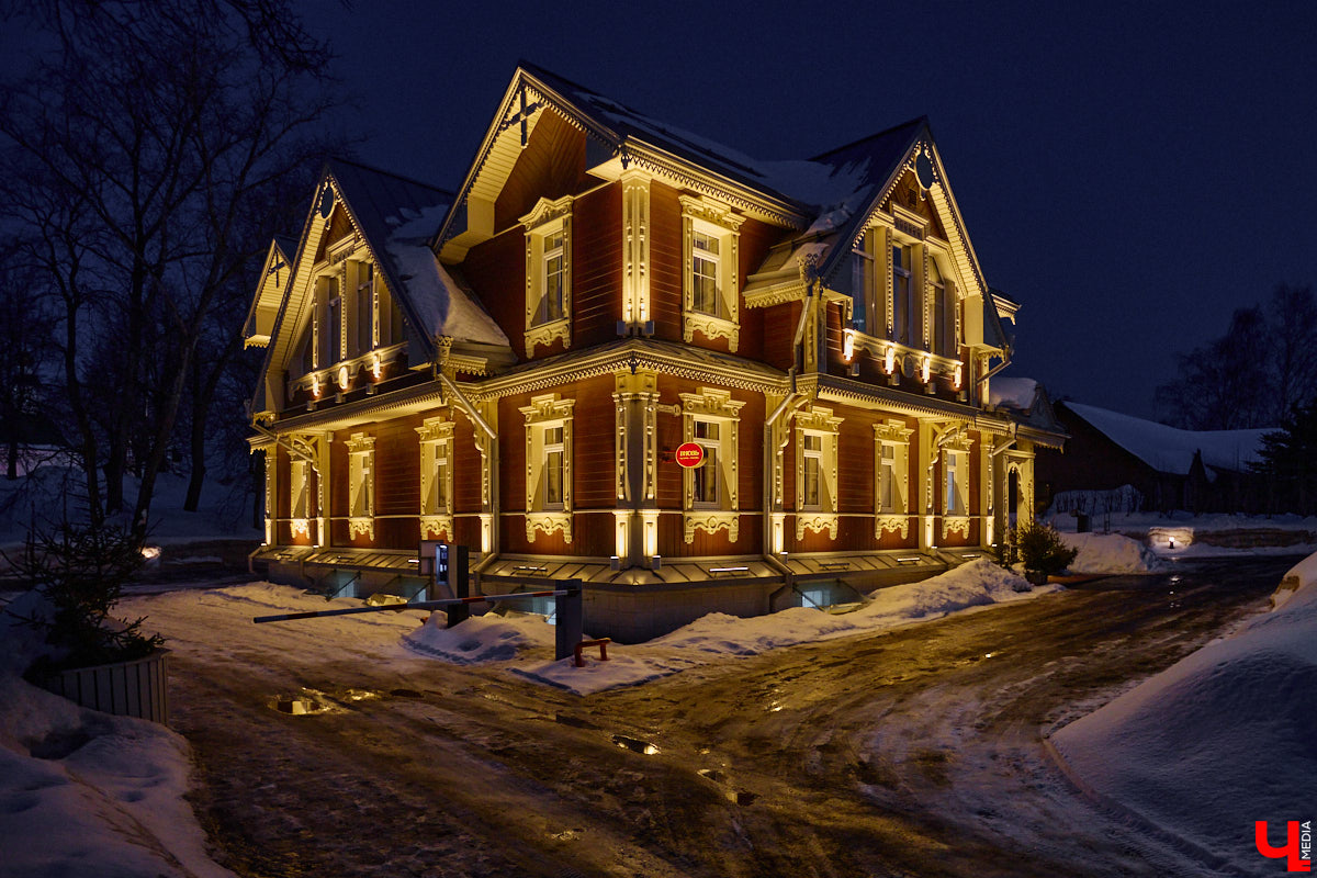 На архитектурную подсветку владимирских зданий могут потратить от 200 до 300 миллионов рублей. Конечно, не сразу, а примерно за пару лет, чтобы к юбилею Золотого кольца исторический центр засиял по-новому. Пока же амбициозный проект только в начальной стадии реализации. Однако фасадов, которые радуют глаз иллюминацией, все-таки стало больше. «Ключ-Медиа» прогулялся по вечернему городу.