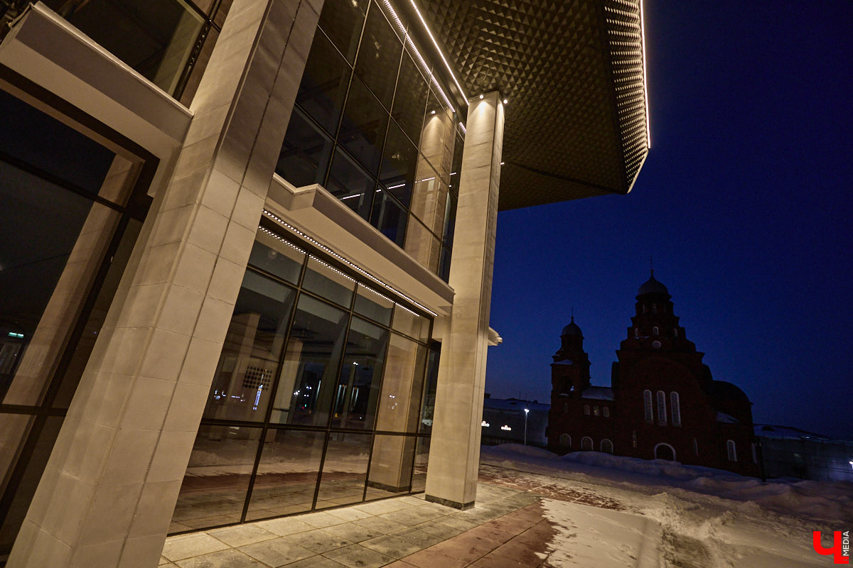 На архитектурную подсветку владимирских зданий могут потратить от 200 до 300 миллионов рублей. Конечно, не сразу, а примерно за пару лет, чтобы к юбилею Золотого кольца исторический центр засиял по-новому. Пока же амбициозный проект только в начальной стадии реализации. Однако фасадов, которые радуют глаз иллюминацией, все-таки стало больше. «Ключ-Медиа» прогулялся по вечернему городу.