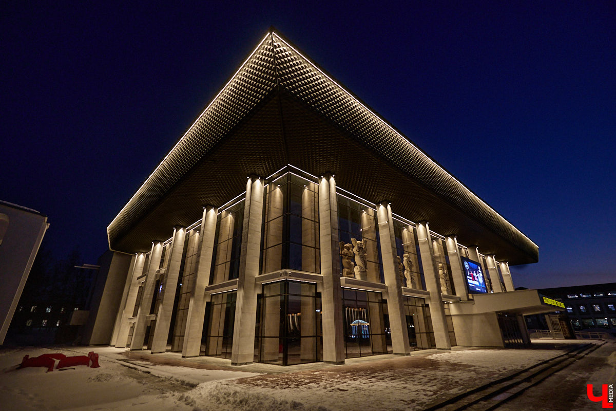 На архитектурную подсветку владимирских зданий могут потратить от 200 до 300 миллионов рублей. Конечно, не сразу, а примерно за пару лет, чтобы к юбилею Золотого кольца исторический центр засиял по-новому. Пока же амбициозный проект только в начальной стадии реализации. Однако фасадов, которые радуют глаз иллюминацией, все-таки стало больше. «Ключ-Медиа» прогулялся по вечернему городу.