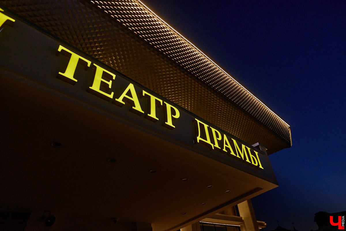 На архитектурную подсветку владимирских зданий могут потратить от 200 до 300 миллионов рублей. Конечно, не сразу, а примерно за пару лет, чтобы к юбилею Золотого кольца исторический центр засиял по-новому. Пока же амбициозный проект только в начальной стадии реализации. Однако фасадов, которые радуют глаз иллюминацией, все-таки стало больше. «Ключ-Медиа» прогулялся по вечернему городу.