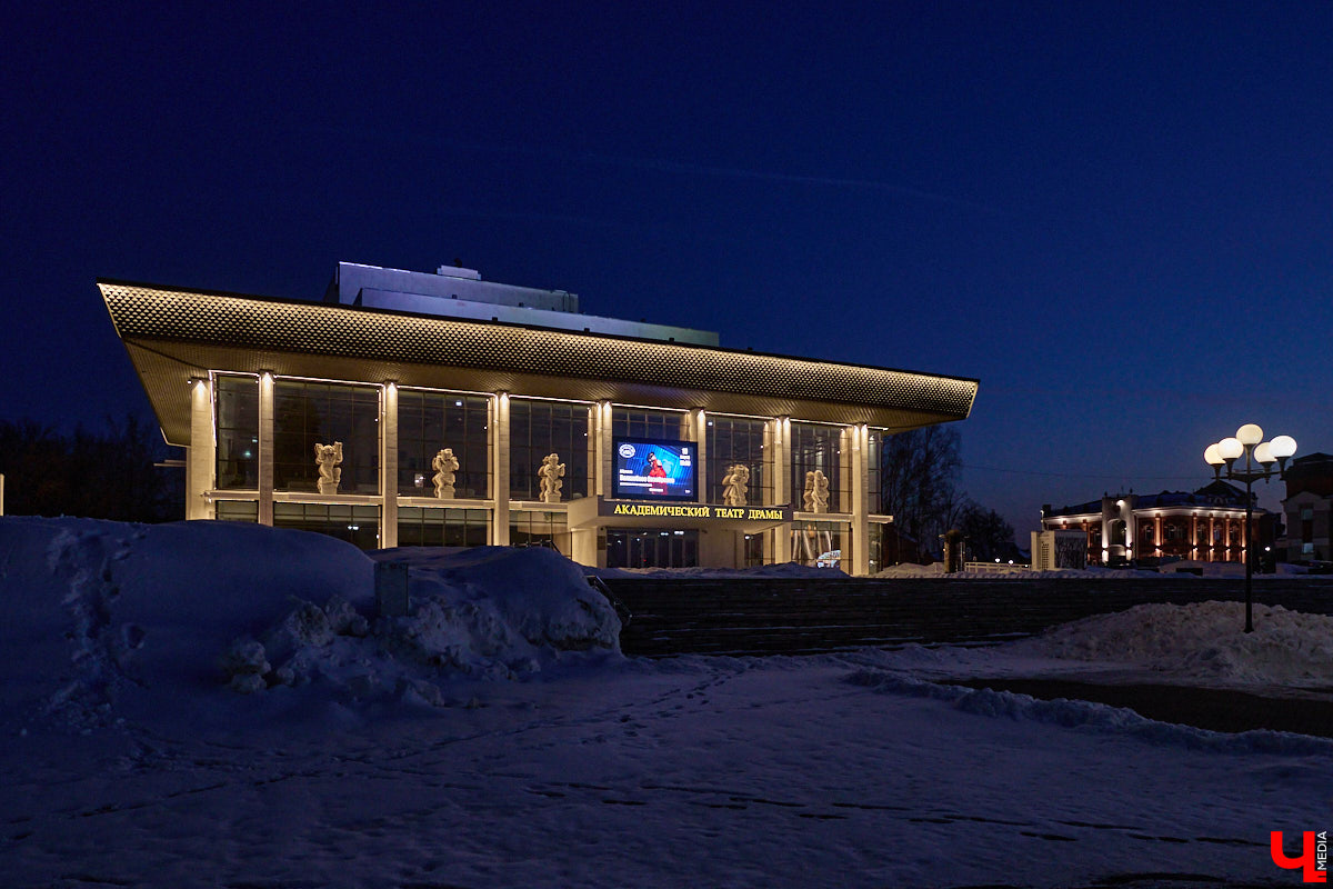 На архитектурную подсветку владимирских зданий могут потратить от 200 до 300 миллионов рублей. Конечно, не сразу, а примерно за пару лет, чтобы к юбилею Золотого кольца исторический центр засиял по-новому. Пока же амбициозный проект только в начальной стадии реализации. Однако фасадов, которые радуют глаз иллюминацией, все-таки стало больше. «Ключ-Медиа» прогулялся по вечернему городу.