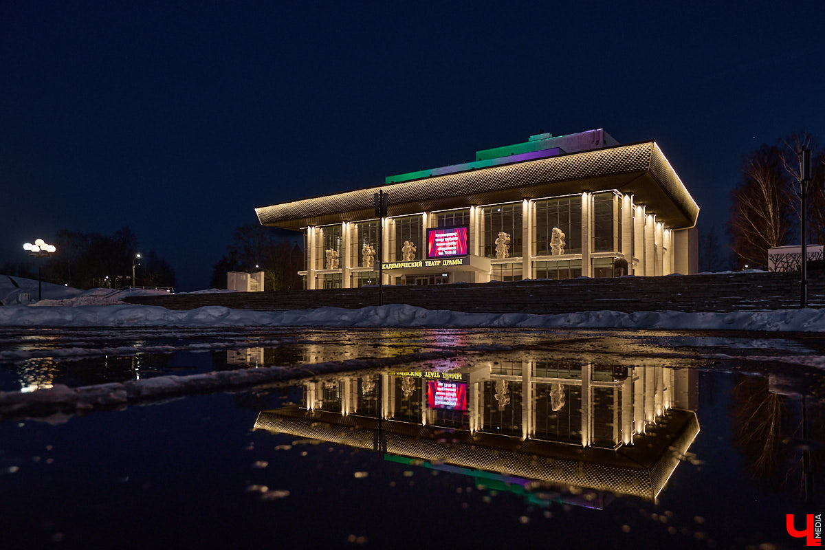 На архитектурную подсветку владимирских зданий могут потратить от 200 до 300 миллионов рублей. Конечно, не сразу, а примерно за пару лет, чтобы к юбилею Золотого кольца исторический центр засиял по-новому. Пока же амбициозный проект только в начальной стадии реализации. Однако фасадов, которые радуют глаз иллюминацией, все-таки стало больше. «Ключ-Медиа» прогулялся по вечернему городу.