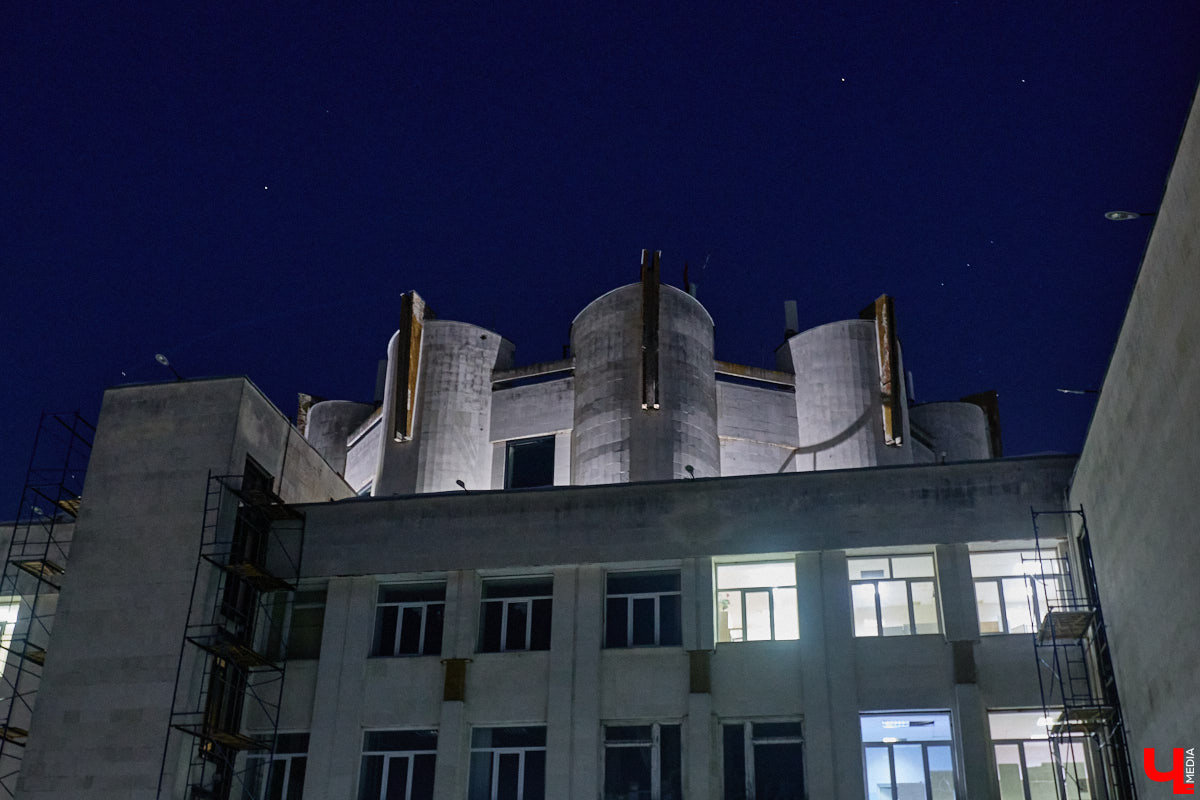 На архитектурную подсветку владимирских зданий могут потратить от 200 до 300 миллионов рублей. Конечно, не сразу, а примерно за пару лет, чтобы к юбилею Золотого кольца исторический центр засиял по-новому. Пока же амбициозный проект только в начальной стадии реализации. Однако фасадов, которые радуют глаз иллюминацией, все-таки стало больше. «Ключ-Медиа» прогулялся по вечернему городу.