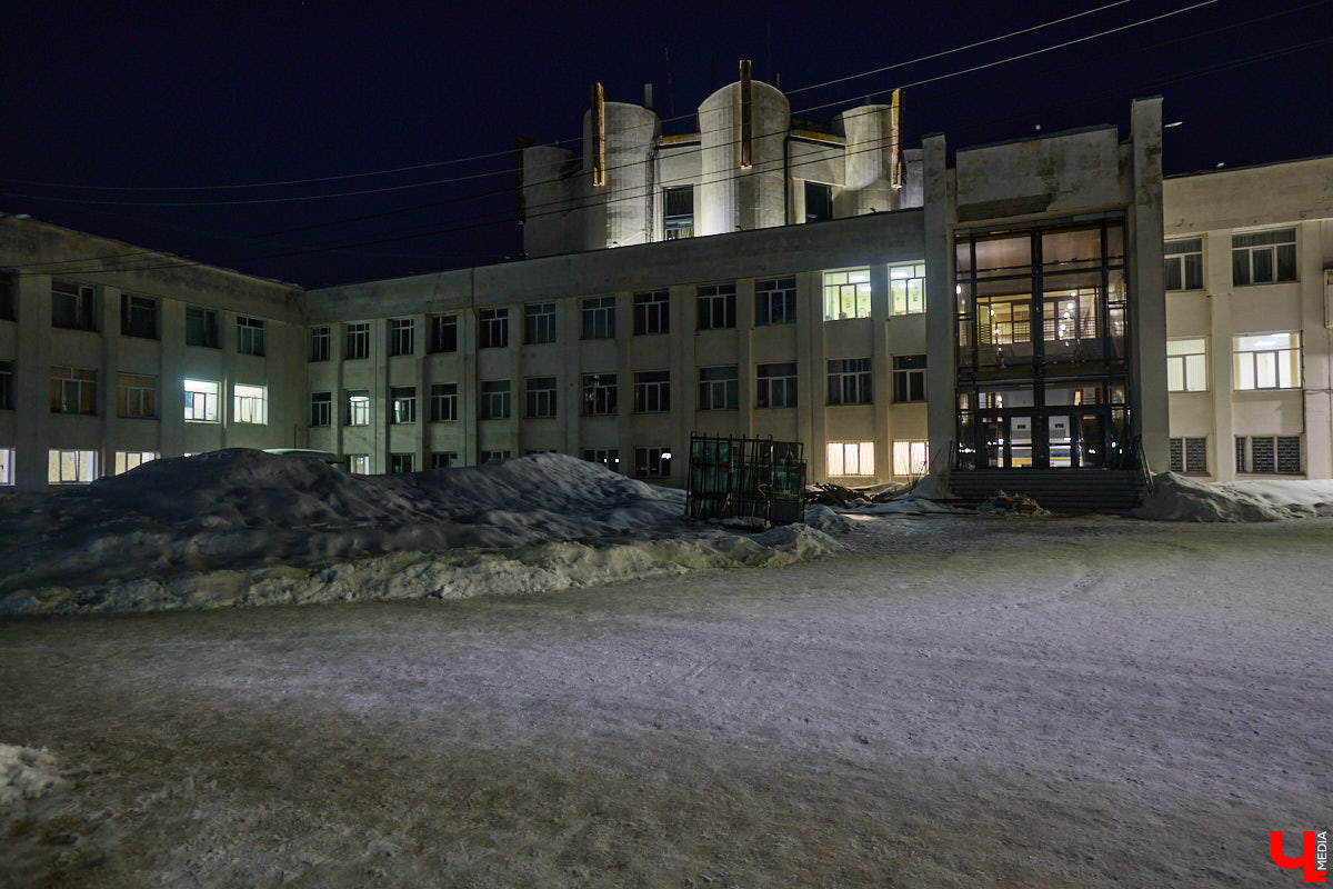 На архитектурную подсветку владимирских зданий могут потратить от 200 до 300 миллионов рублей. Конечно, не сразу, а примерно за пару лет, чтобы к юбилею Золотого кольца исторический центр засиял по-новому. Пока же амбициозный проект только в начальной стадии реализации. Однако фасадов, которые радуют глаз иллюминацией, все-таки стало больше. «Ключ-Медиа» прогулялся по вечернему городу.