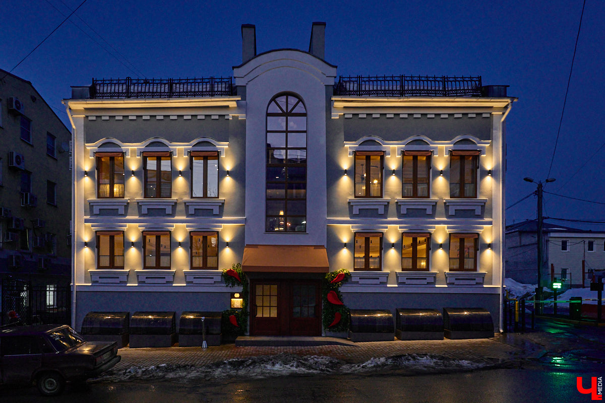 На архитектурную подсветку владимирских зданий могут потратить от 200 до 300 миллионов рублей. Конечно, не сразу, а примерно за пару лет, чтобы к юбилею Золотого кольца исторический центр засиял по-новому. Пока же амбициозный проект только в начальной стадии реализации. Однако фасадов, которые радуют глаз иллюминацией, все-таки стало больше. «Ключ-Медиа» прогулялся по вечернему городу.