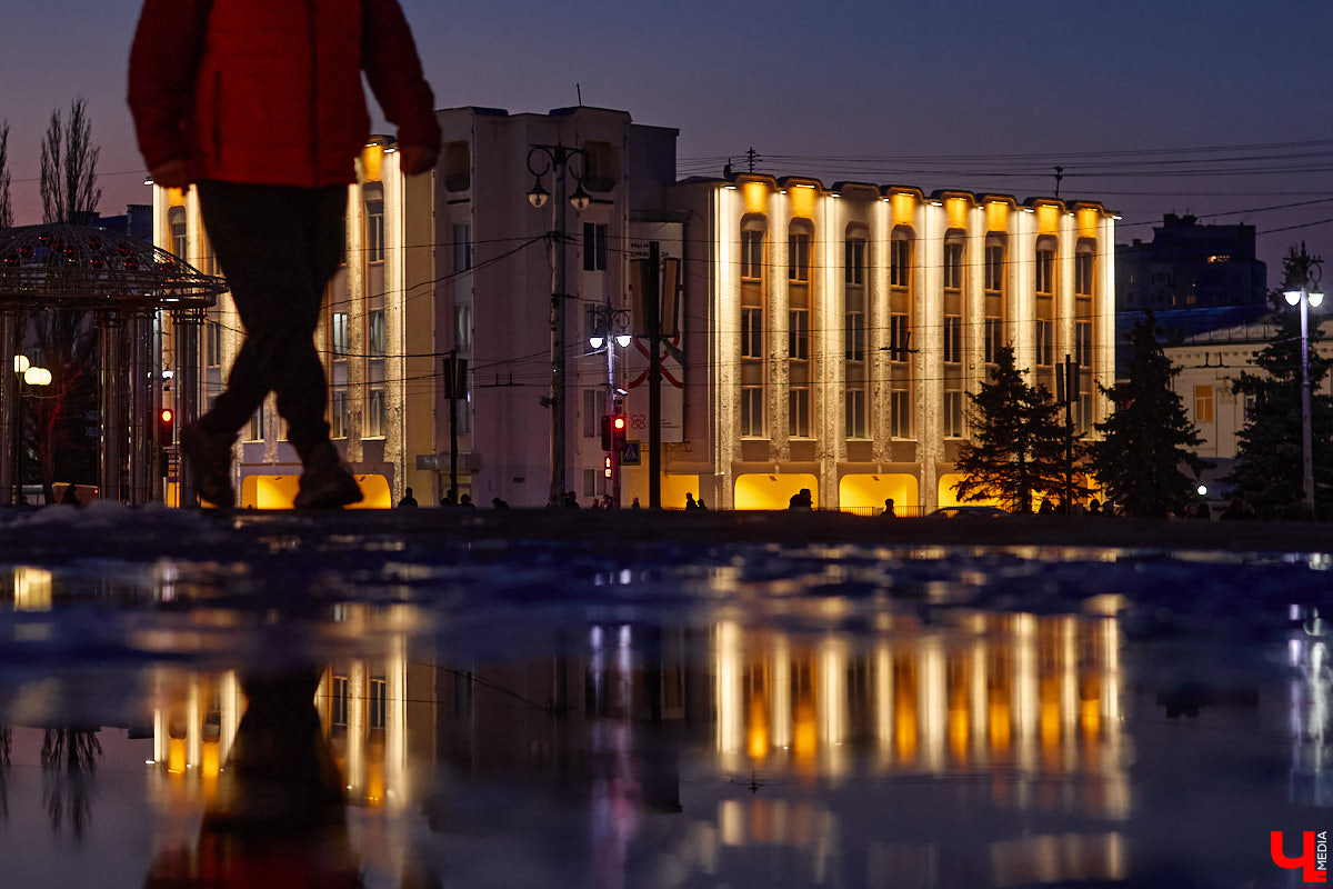 На архитектурную подсветку владимирских зданий могут потратить от 200 до 300 миллионов рублей. Конечно, не сразу, а примерно за пару лет, чтобы к юбилею Золотого кольца исторический центр засиял по-новому. Пока же амбициозный проект только в начальной стадии реализации. Однако фасадов, которые радуют глаз иллюминацией, все-таки стало больше. «Ключ-Медиа» прогулялся по вечернему городу.