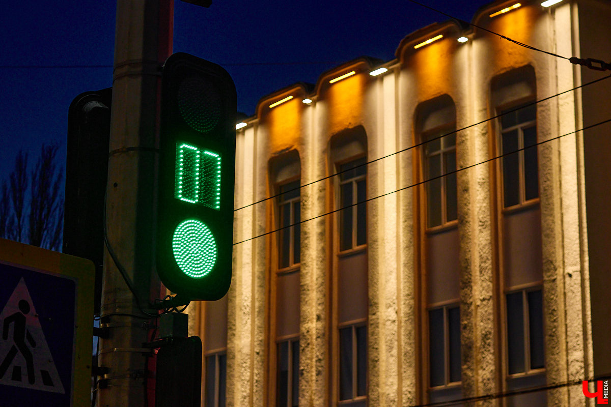 На архитектурную подсветку владимирских зданий могут потратить от 200 до 300 миллионов рублей. Конечно, не сразу, а примерно за пару лет, чтобы к юбилею Золотого кольца исторический центр засиял по-новому. Пока же амбициозный проект только в начальной стадии реализации. Однако фасадов, которые радуют глаз иллюминацией, все-таки стало больше. «Ключ-Медиа» прогулялся по вечернему городу.