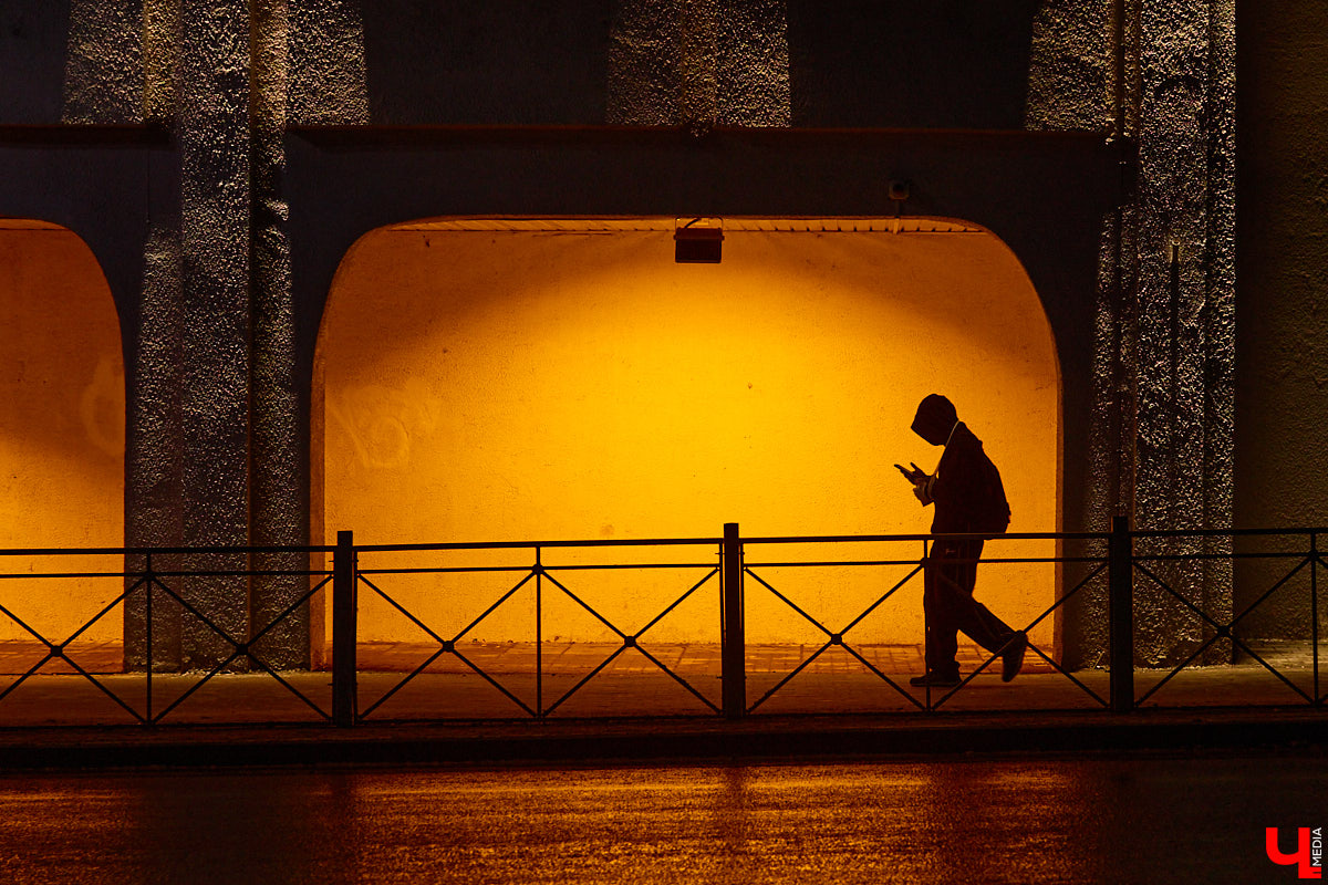 На архитектурную подсветку владимирских зданий могут потратить от 200 до 300 миллионов рублей. Конечно, не сразу, а примерно за пару лет, чтобы к юбилею Золотого кольца исторический центр засиял по-новому. Пока же амбициозный проект только в начальной стадии реализации. Однако фасадов, которые радуют глаз иллюминацией, все-таки стало больше. «Ключ-Медиа» прогулялся по вечернему городу.