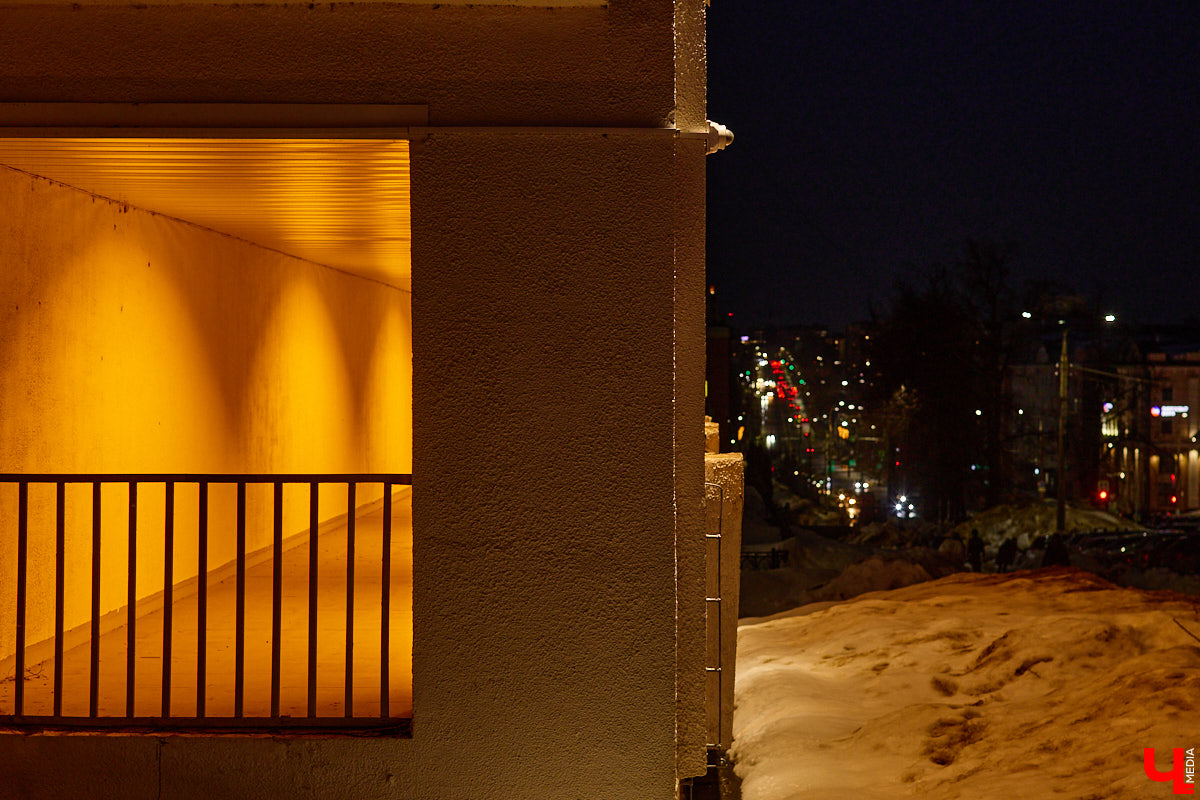 На архитектурную подсветку владимирских зданий могут потратить от 200 до 300 миллионов рублей. Конечно, не сразу, а примерно за пару лет, чтобы к юбилею Золотого кольца исторический центр засиял по-новому. Пока же амбициозный проект только в начальной стадии реализации. Однако фасадов, которые радуют глаз иллюминацией, все-таки стало больше. «Ключ-Медиа» прогулялся по вечернему городу.