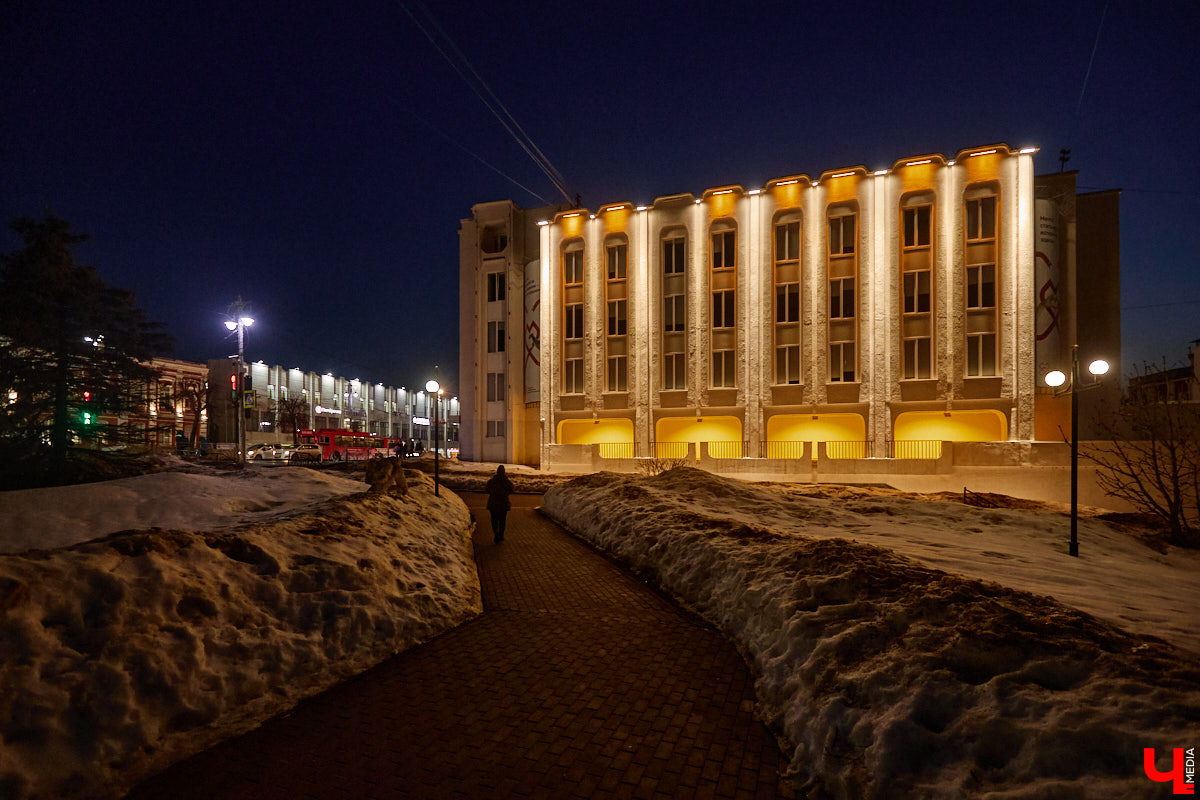 На архитектурную подсветку владимирских зданий могут потратить от 200 до 300 миллионов рублей. Конечно, не сразу, а примерно за пару лет, чтобы к юбилею Золотого кольца исторический центр засиял по-новому. Пока же амбициозный проект только в начальной стадии реализации. Однако фасадов, которые радуют глаз иллюминацией, все-таки стало больше. «Ключ-Медиа» прогулялся по вечернему городу.