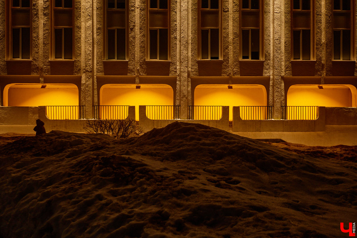 На архитектурную подсветку владимирских зданий могут потратить от 200 до 300 миллионов рублей. Конечно, не сразу, а примерно за пару лет, чтобы к юбилею Золотого кольца исторический центр засиял по-новому. Пока же амбициозный проект только в начальной стадии реализации. Однако фасадов, которые радуют глаз иллюминацией, все-таки стало больше. «Ключ-Медиа» прогулялся по вечернему городу.