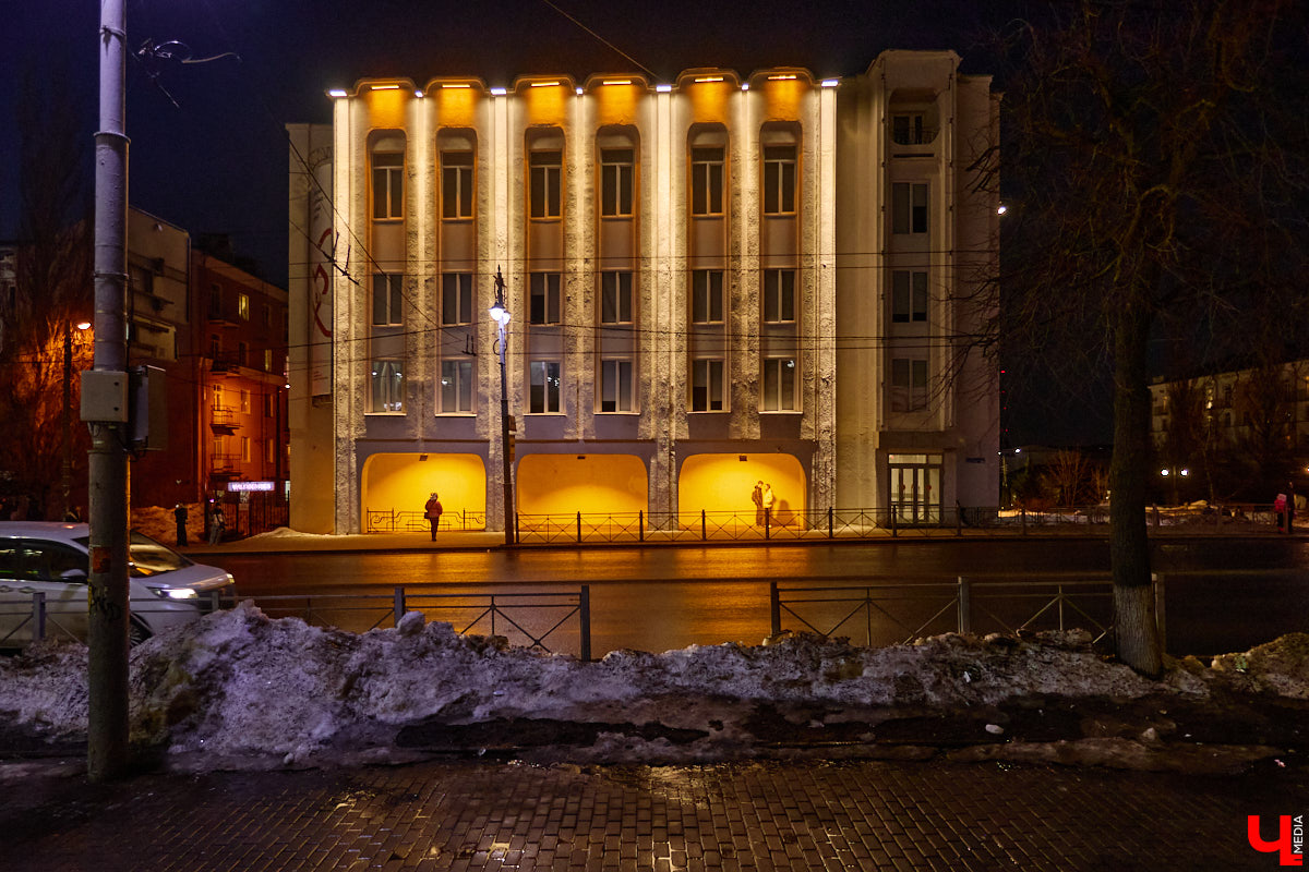 На архитектурную подсветку владимирских зданий могут потратить от 200 до 300 миллионов рублей. Конечно, не сразу, а примерно за пару лет, чтобы к юбилею Золотого кольца исторический центр засиял по-новому. Пока же амбициозный проект только в начальной стадии реализации. Однако фасадов, которые радуют глаз иллюминацией, все-таки стало больше. «Ключ-Медиа» прогулялся по вечернему городу.