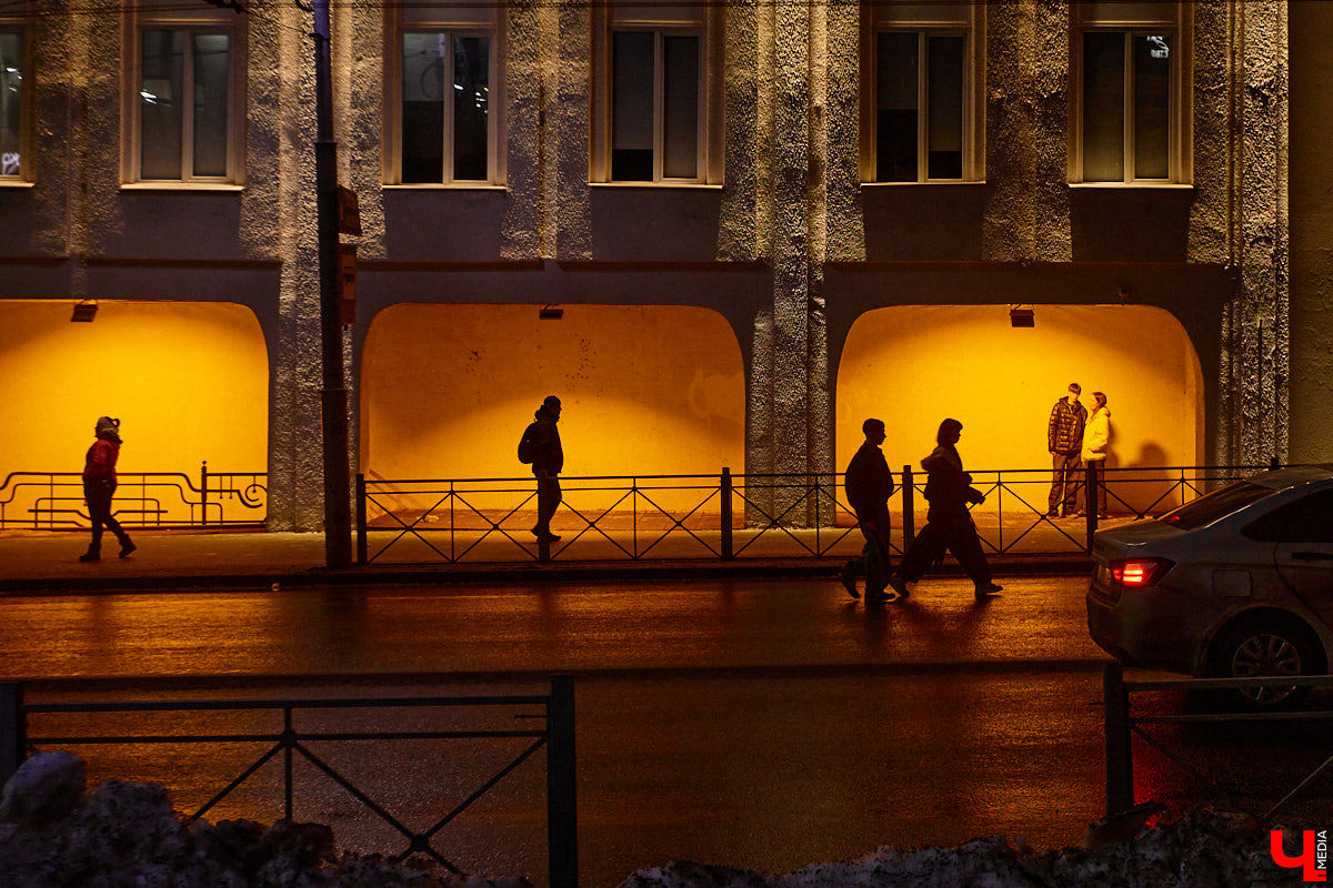 На архитектурную подсветку владимирских зданий могут потратить от 200 до 300 миллионов рублей. Конечно, не сразу, а примерно за пару лет, чтобы к юбилею Золотого кольца исторический центр засиял по-новому. Пока же амбициозный проект только в начальной стадии реализации. Однако фасадов, которые радуют глаз иллюминацией, все-таки стало больше. «Ключ-Медиа» прогулялся по вечернему городу.