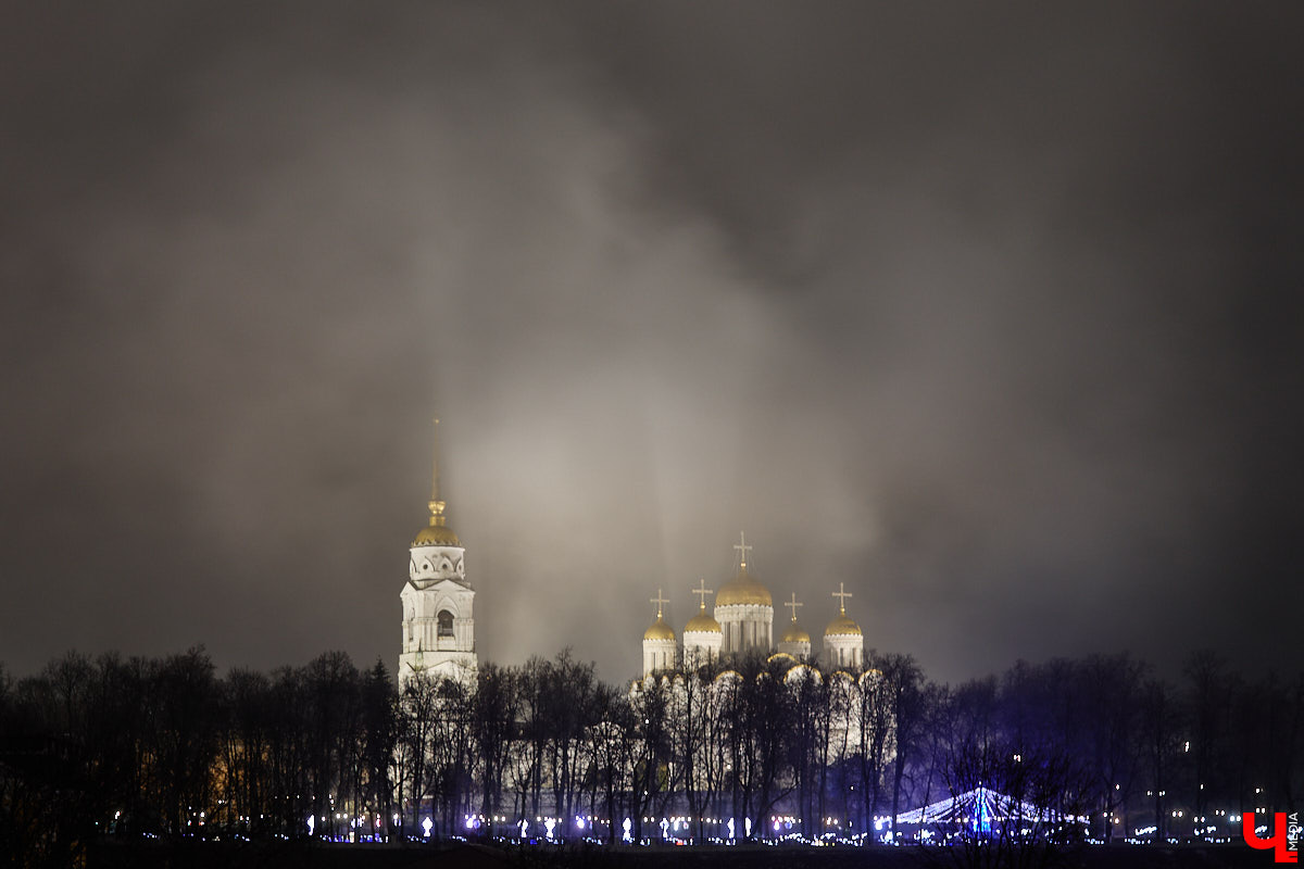 На архитектурную подсветку владимирских зданий могут потратить от 200 до 300 миллионов рублей. Конечно, не сразу, а примерно за пару лет, чтобы к юбилею Золотого кольца исторический центр засиял по-новому. Пока же амбициозный проект только в начальной стадии реализации. Однако фасадов, которые радуют глаз иллюминацией, все-таки стало больше. «Ключ-Медиа» прогулялся по вечернему городу.