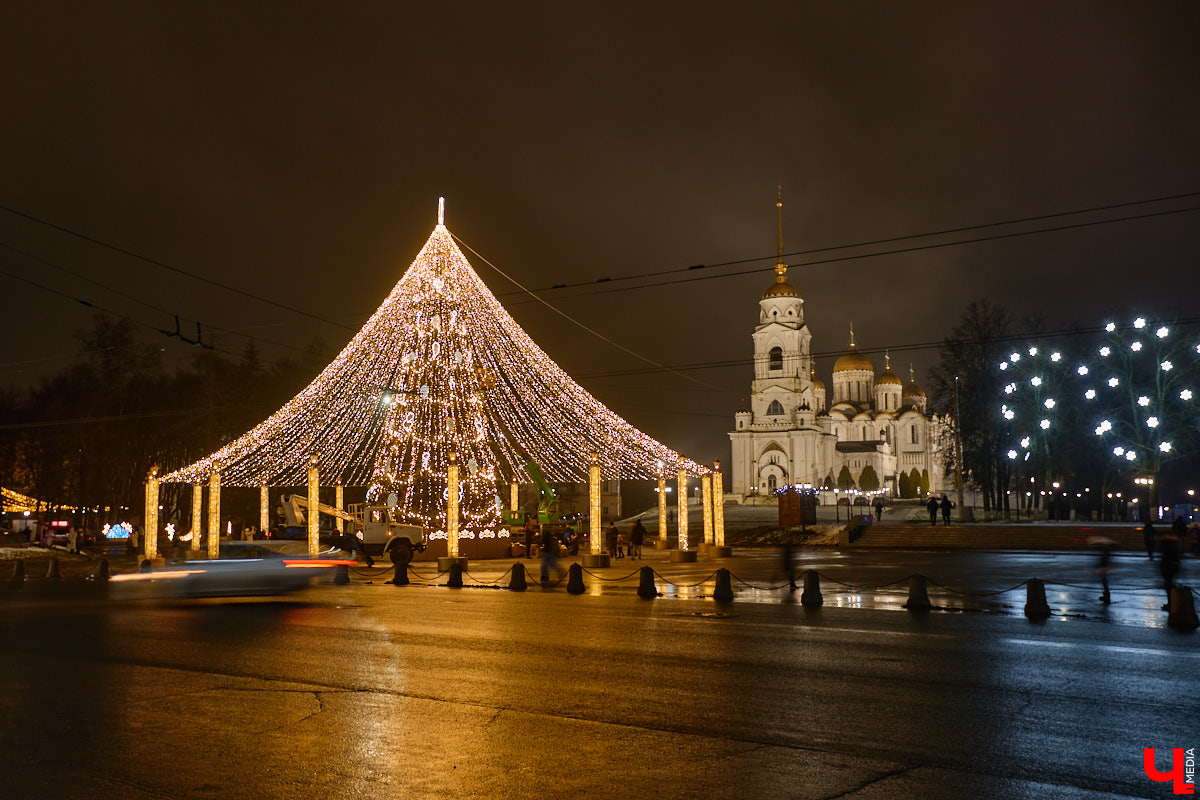 На архитектурную подсветку владимирских зданий могут потратить от 200 до 300 миллионов рублей. Конечно, не сразу, а примерно за пару лет, чтобы к юбилею Золотого кольца исторический центр засиял по-новому. Пока же амбициозный проект только в начальной стадии реализации. Однако фасадов, которые радуют глаз иллюминацией, все-таки стало больше. «Ключ-Медиа» прогулялся по вечернему городу.