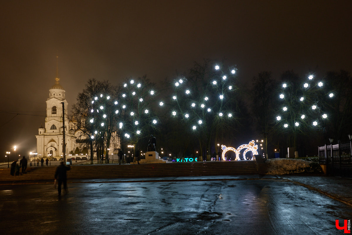 На архитектурную подсветку владимирских зданий могут потратить от 200 до 300 миллионов рублей. Конечно, не сразу, а примерно за пару лет, чтобы к юбилею Золотого кольца исторический центр засиял по-новому. Пока же амбициозный проект только в начальной стадии реализации. Однако фасадов, которые радуют глаз иллюминацией, все-таки стало больше. «Ключ-Медиа» прогулялся по вечернему городу.