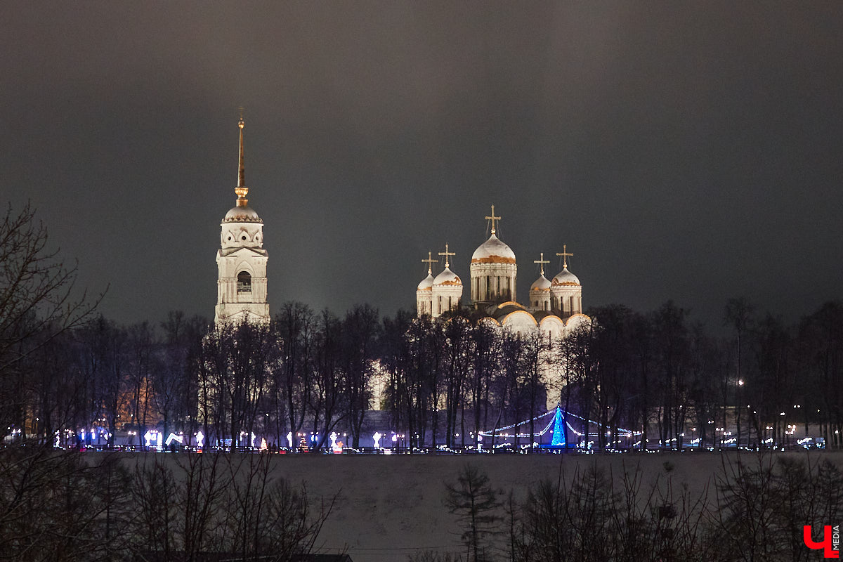 На архитектурную подсветку владимирских зданий могут потратить от 200 до 300 миллионов рублей. Конечно, не сразу, а примерно за пару лет, чтобы к юбилею Золотого кольца исторический центр засиял по-новому. Пока же амбициозный проект только в начальной стадии реализации. Однако фасадов, которые радуют глаз иллюминацией, все-таки стало больше. «Ключ-Медиа» прогулялся по вечернему городу.