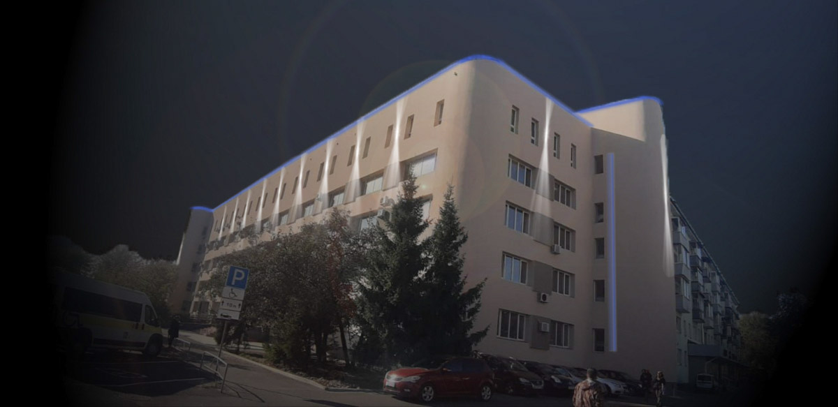 На архитектурную подсветку владимирских зданий могут потратить от 200 до 300 миллионов рублей. Конечно, не сразу, а примерно за пару лет, чтобы к юбилею Золотого кольца исторический центр засиял по-новому. Пока же амбициозный проект только в начальной стадии реализации. Однако фасадов, которые радуют глаз иллюминацией, все-таки стало больше. «Ключ-Медиа» прогулялся по вечернему городу.