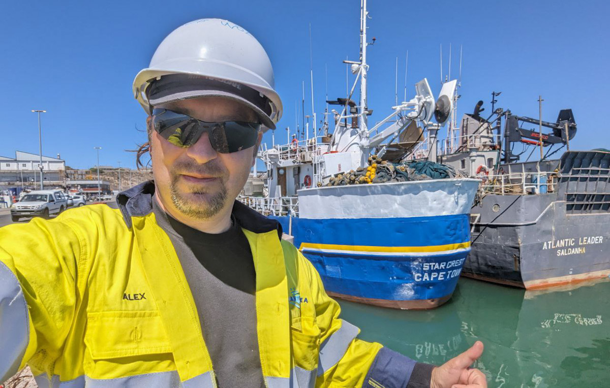 Жизнь на самом удаленном континенте планеты течет по своим правилам. Мы снова вышли на связь с инженером Александром Трушиным из Владимира, чтобы узнать, почему в Австралии больше нельзя запросто устроиться на работу и купить дом, зачем в жару лезть в сауну и как 8-летний мальчик, родившийся в Перте, сохраняет русскую душу с помощью песен Виктора Цоя.