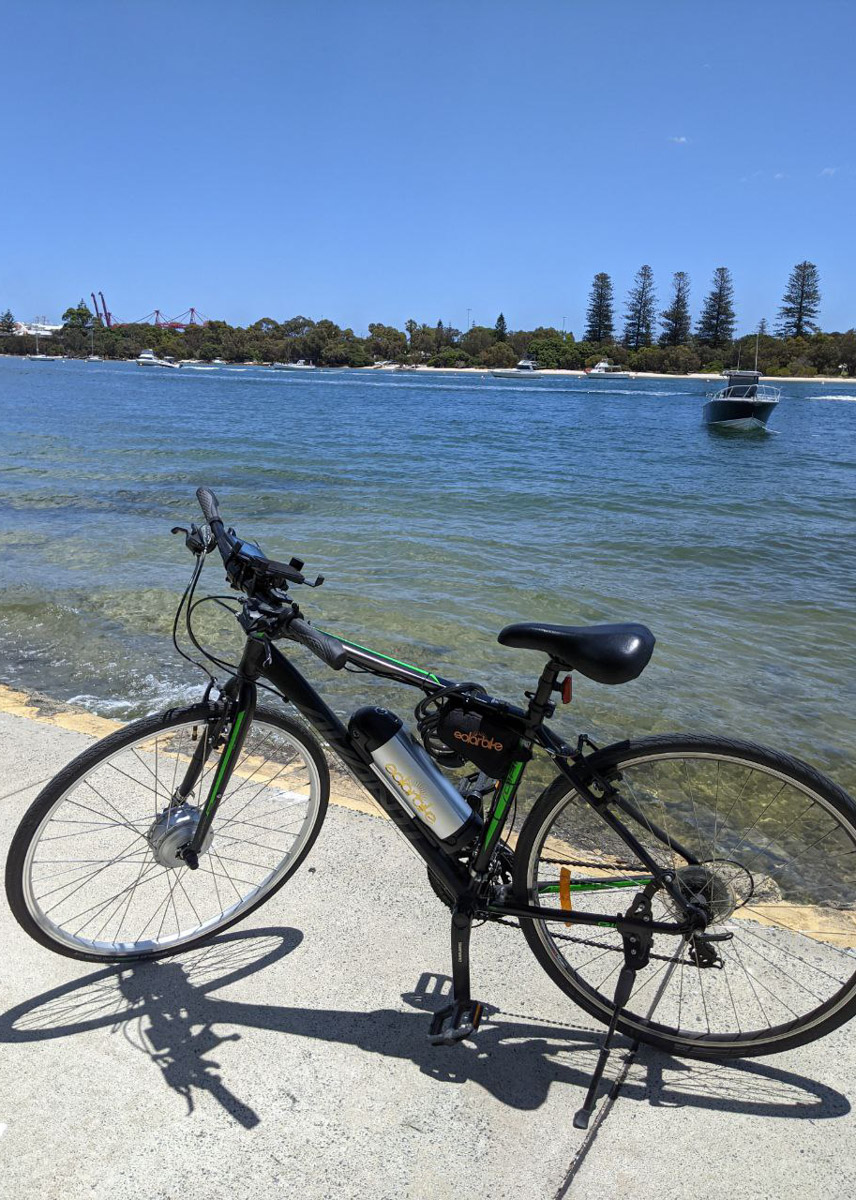 Жизнь на самом удаленном континенте планеты течет по своим правилам. Мы снова вышли на связь с инженером Александром Трушиным из Владимира, чтобы узнать, почему в Австралии больше нельзя запросто устроиться на работу и купить дом, зачем в жару лезть в сауну и как 8-летний мальчик, родившийся в Перте, сохраняет русскую душу с помощью песен Виктора Цоя.