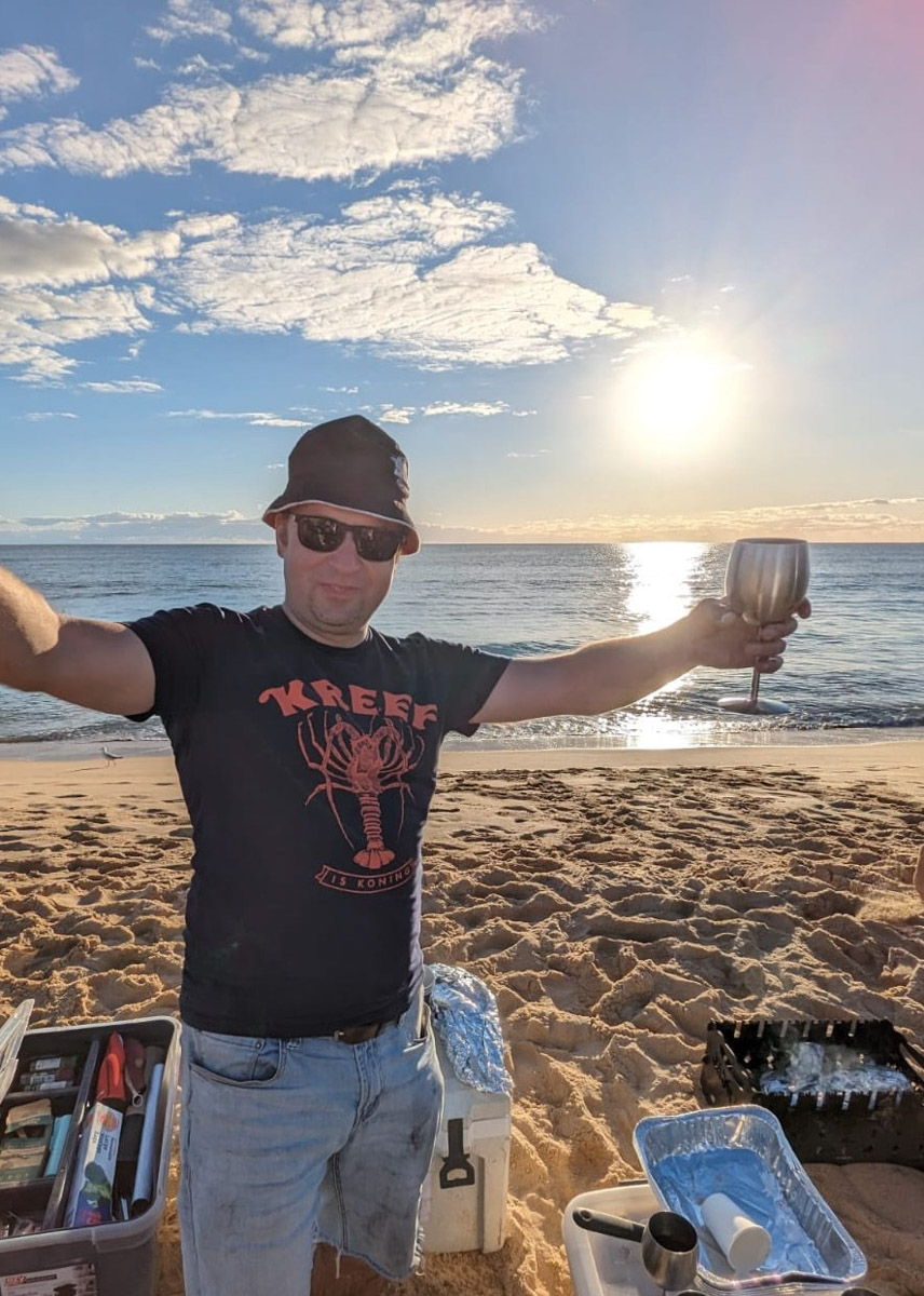 Жизнь на самом удаленном континенте планеты течет по своим правилам. Мы снова вышли на связь с инженером Александром Трушиным из Владимира, чтобы узнать, почему в Австралии больше нельзя запросто устроиться на работу и купить дом, зачем в жару лезть в сауну и как 8-летний мальчик, родившийся в Перте, сохраняет русскую душу с помощью песен Виктора Цоя.