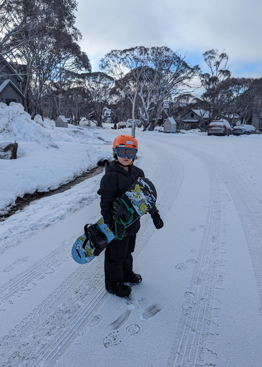 Жизнь на самом удаленном континенте планеты течет по своим правилам. Мы снова вышли на связь с инженером Александром Трушиным из Владимира, чтобы узнать, почему в Австралии больше нельзя запросто устроиться на работу и купить дом, зачем в жару лезть в сауну и как 8-летний мальчик, родившийся в Перте, сохраняет русскую душу с помощью песен Виктора Цоя.