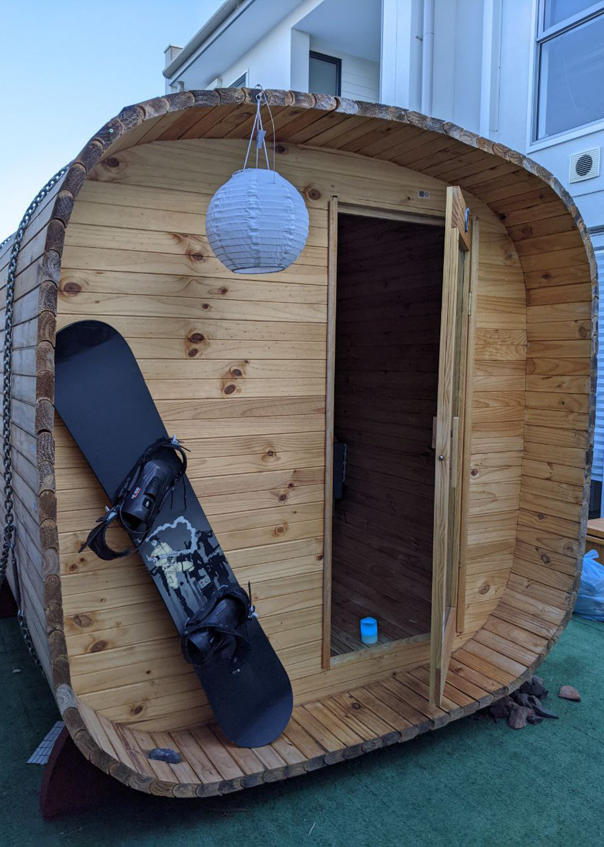 Жизнь на самом удаленном континенте планеты течет по своим правилам. Мы снова вышли на связь с инженером Александром Трушиным из Владимира, чтобы узнать, почему в Австралии больше нельзя запросто устроиться на работу и купить дом, зачем в жару лезть в сауну и как 8-летний мальчик, родившийся в Перте, сохраняет русскую душу с помощью песен Виктора Цоя.