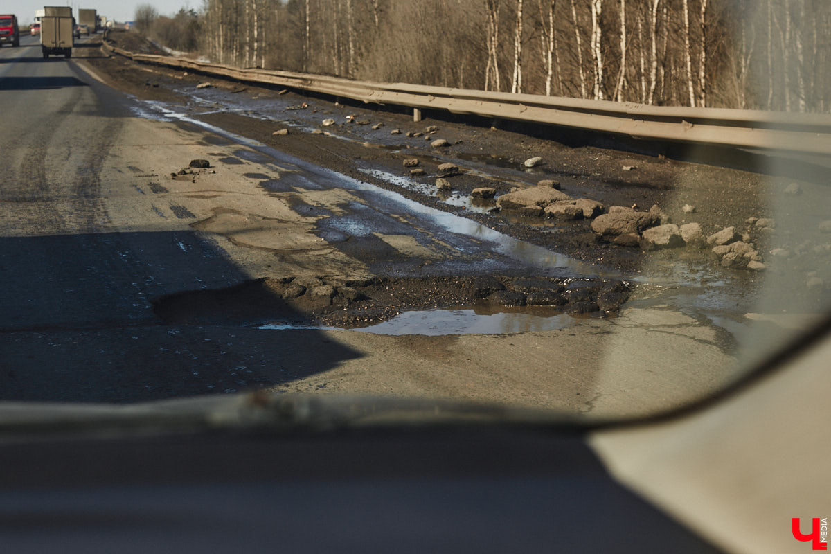 Водители шутят, что весной вместе со снегом сходит и асфальт. Правда, когда ты за рулем, уже не до смеха. Обслуживание дорог в регионе оставляет желать лучшего, судя по отзывам автомобилистов. Один из них даже подготовил рекомендации, как лучше ехать из Владимира в Москву и обратно, чтобы остаться целым.