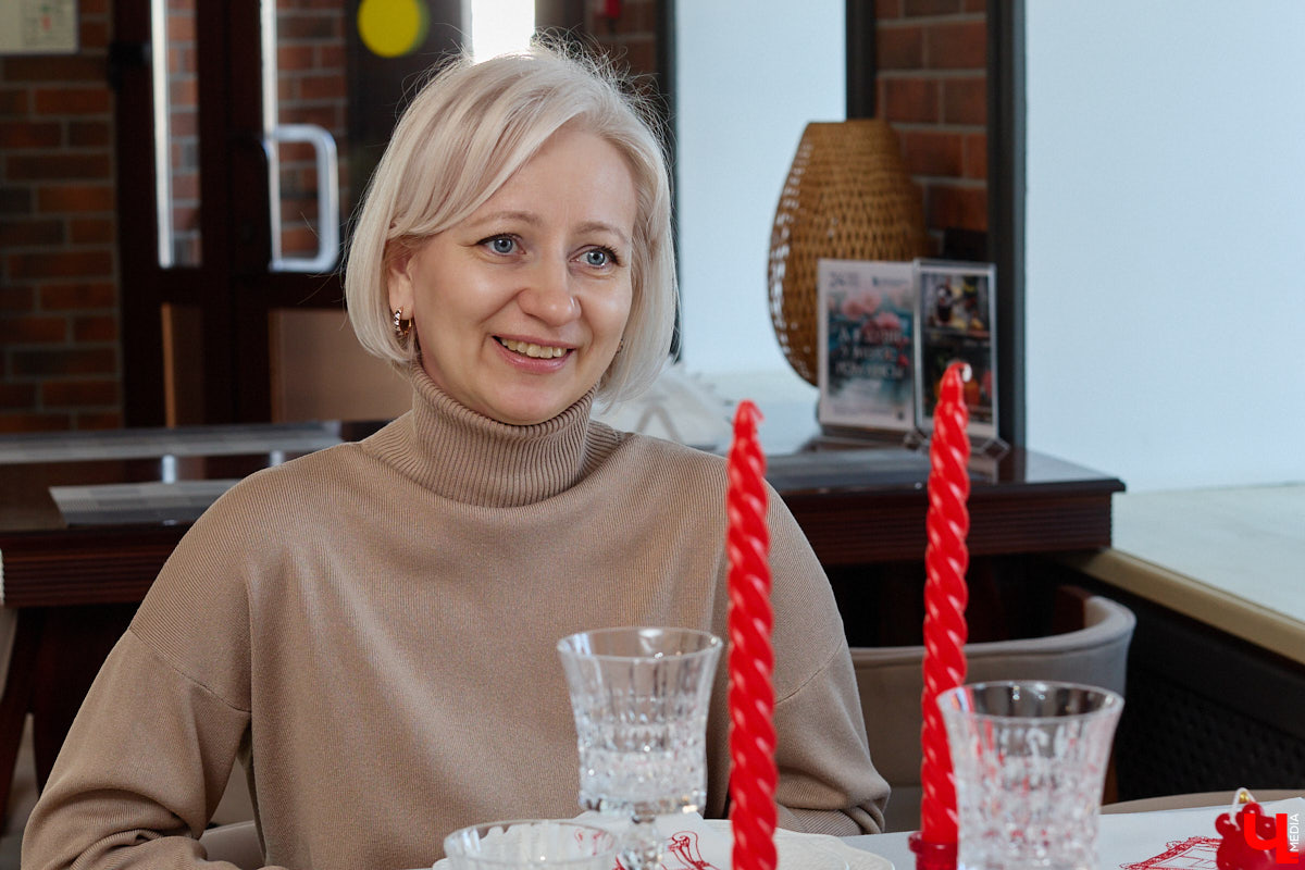 Деревянное кружево из Мстёры, судогодские птицы, причудливое барокко покровских аргунов, староверческие свечи с вязниковских домов: рукодельница Наталья Афанасьева вышила наличники Владимирской области на сервировочных салфетках. Окошки из каких населенных пунктов легли в основу текстильного сувенира и кто вдохновил ее на проект, мастерица рассказала «Ключ-Медиа».