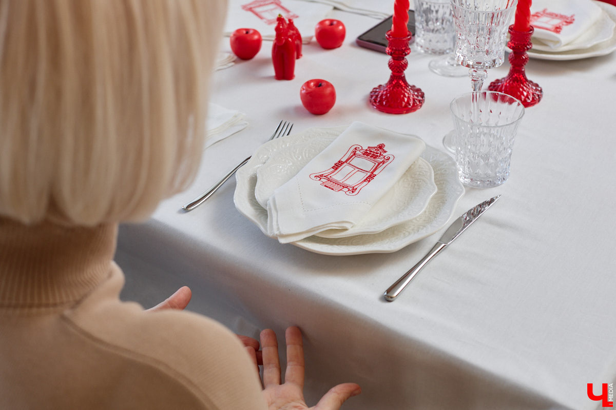 Деревянное кружево из Мстёры, судогодские птицы, причудливое барокко покровских аргунов, староверческие свечи с вязниковских домов: рукодельница Наталья Афанасьева вышила наличники Владимирской области на сервировочных салфетках. Окошки из каких населенных пунктов легли в основу текстильного сувенира и кто вдохновил ее на проект, мастерица рассказала «Ключ-Медиа».