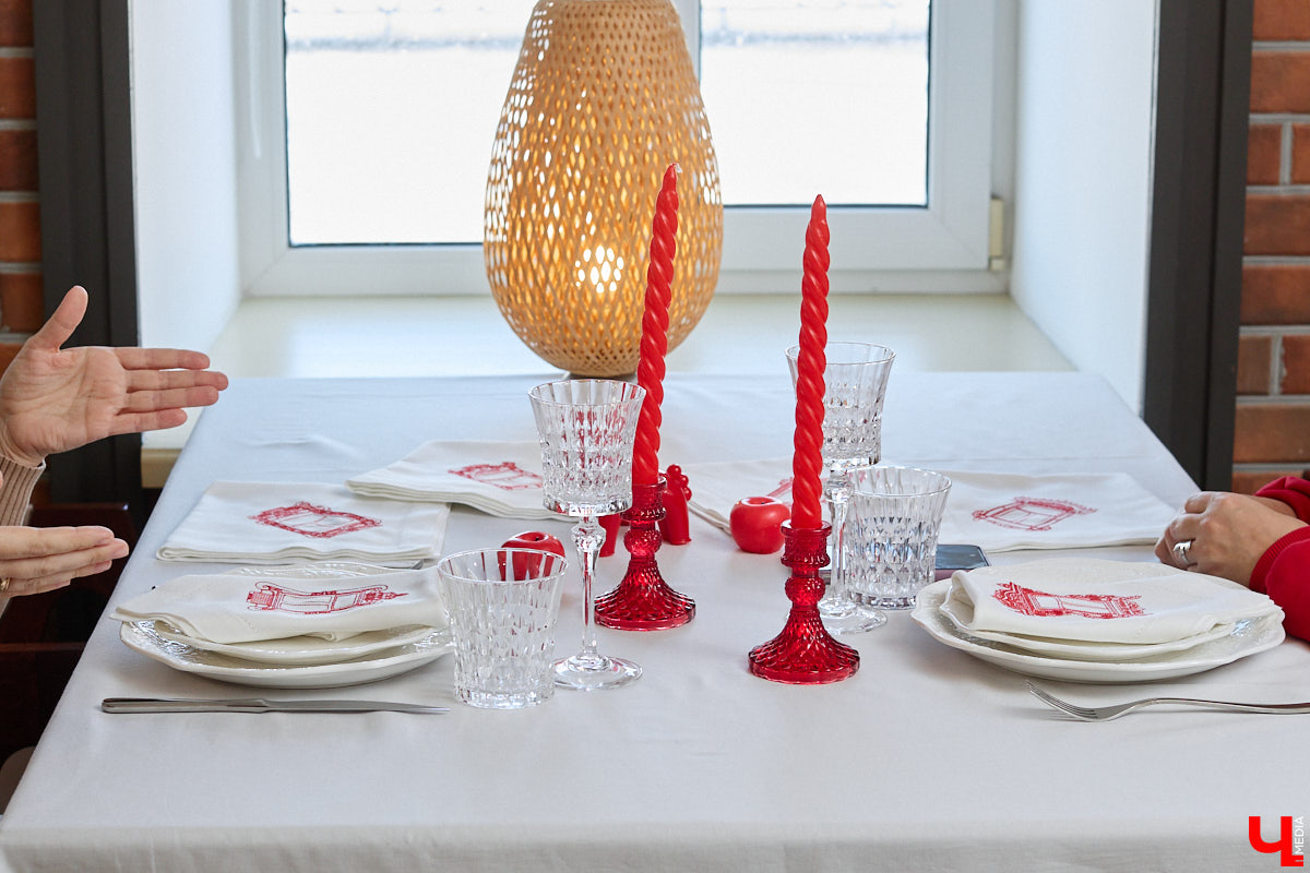 Деревянное кружево из Мстёры, судогодские птицы, причудливое барокко покровских аргунов, староверческие свечи с вязниковских домов: рукодельница Наталья Афанасьева вышила наличники Владимирской области на сервировочных салфетках. Окошки из каких населенных пунктов легли в основу текстильного сувенира и кто вдохновил ее на проект, мастерица рассказала «Ключ-Медиа».