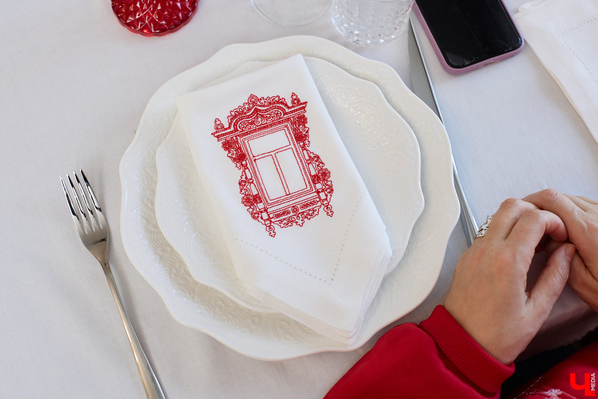 Деревянное кружево из Мстёры, судогодские птицы, причудливое барокко покровских аргунов, староверческие свечи с вязниковских домов: рукодельница Наталья Афанасьева вышила наличники Владимирской области на сервировочных салфетках. Окошки из каких населенных пунктов легли в основу текстильного сувенира и кто вдохновил ее на проект, мастерица рассказала «Ключ-Медиа».