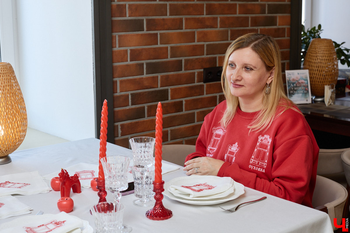 Деревянное кружево из Мстёры, судогодские птицы, причудливое барокко покровских аргунов, староверческие свечи с вязниковских домов: рукодельница Наталья Афанасьева вышила наличники Владимирской области на сервировочных салфетках. Окошки из каких населенных пунктов легли в основу текстильного сувенира и кто вдохновил ее на проект, мастерица рассказала «Ключ-Медиа».