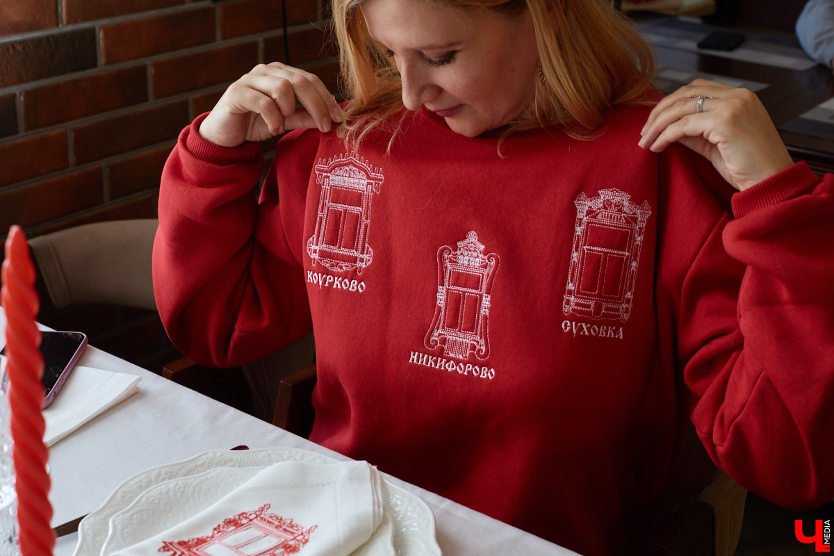 Деревянное кружево из Мстёры, судогодские птицы, причудливое барокко покровских аргунов, староверческие свечи с вязниковских домов: рукодельница Наталья Афанасьева вышила наличники Владимирской области на сервировочных салфетках. Окошки из каких населенных пунктов легли в основу текстильного сувенира и кто вдохновил ее на проект, мастерица рассказала «Ключ-Медиа».