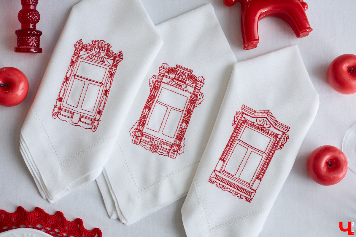 Деревянное кружево из Мстёры, судогодские птицы, причудливое барокко покровских аргунов, староверческие свечи с вязниковских домов: рукодельница Наталья Афанасьева вышила наличники Владимирской области на сервировочных салфетках. Окошки из каких населенных пунктов легли в основу текстильного сувенира и кто вдохновил ее на проект, мастерица рассказала «Ключ-Медиа».