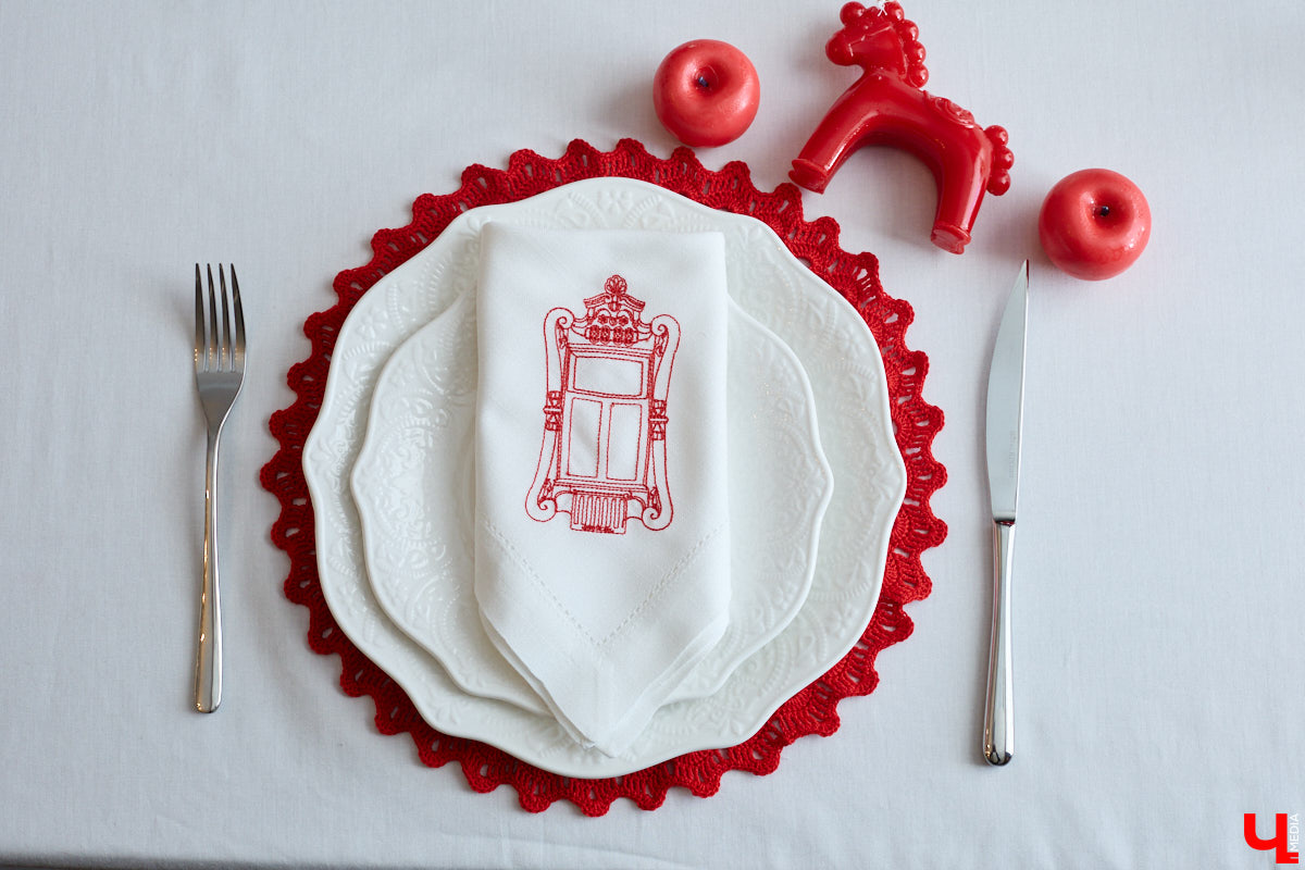 Деревянное кружево из Мстёры, судогодские птицы, причудливое барокко покровских аргунов, староверческие свечи с вязниковских домов: рукодельница Наталья Афанасьева вышила наличники Владимирской области на сервировочных салфетках. Окошки из каких населенных пунктов легли в основу текстильного сувенира и кто вдохновил ее на проект, мастерица рассказала «Ключ-Медиа».