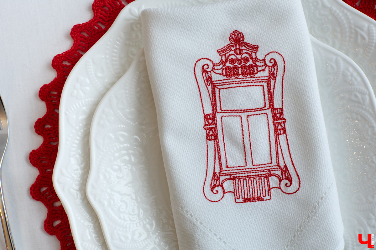 Деревянное кружево из Мстёры, судогодские птицы, причудливое барокко покровских аргунов, староверческие свечи с вязниковских домов: рукодельница Наталья Афанасьева вышила наличники Владимирской области на сервировочных салфетках. Окошки из каких населенных пунктов легли в основу текстильного сувенира и кто вдохновил ее на проект, мастерица рассказала «Ключ-Медиа».