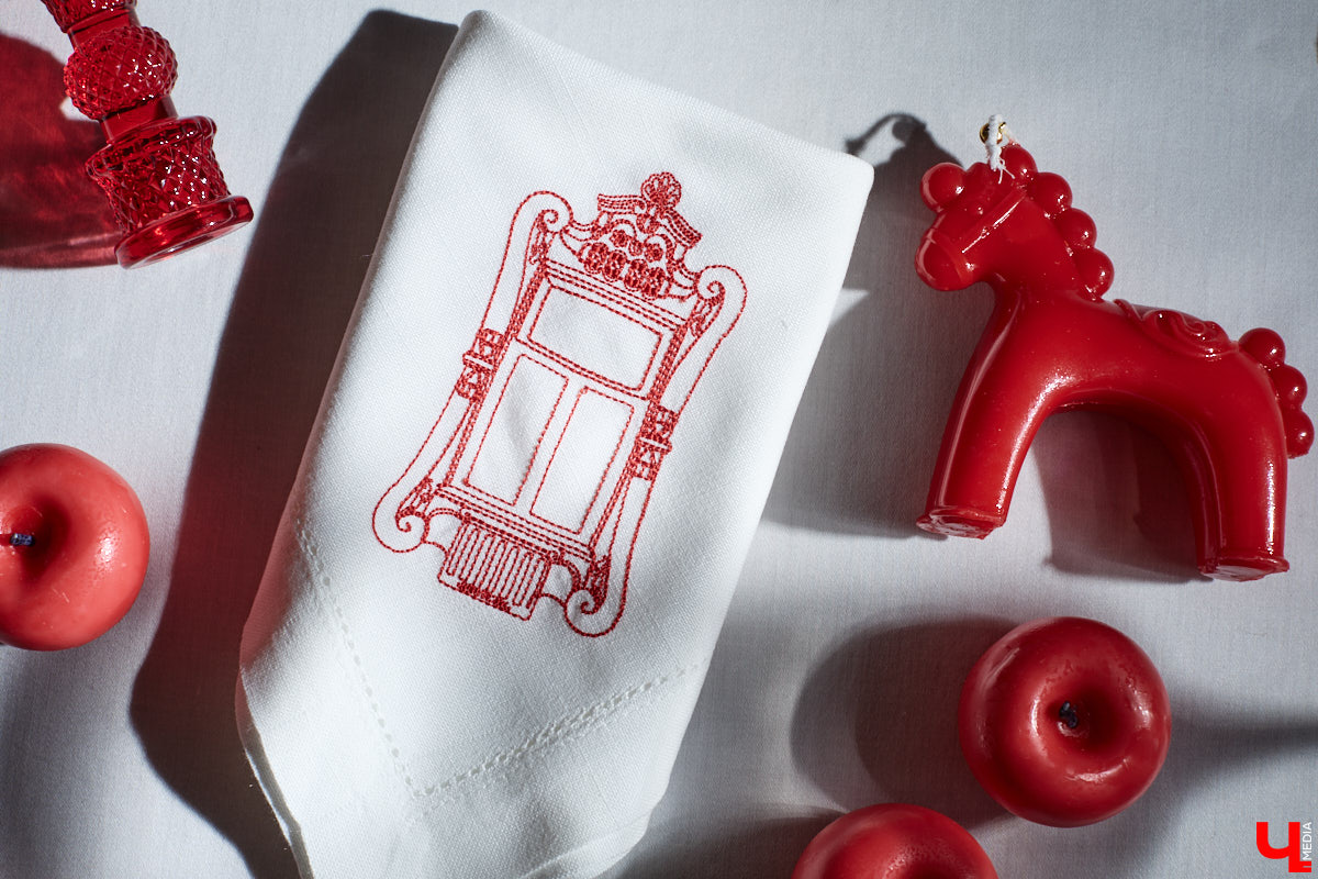 Деревянное кружево из Мстёры, судогодские птицы, причудливое барокко покровских аргунов, староверческие свечи с вязниковских домов: рукодельница Наталья Афанасьева вышила наличники Владимирской области на сервировочных салфетках. Окошки из каких населенных пунктов легли в основу текстильного сувенира и кто вдохновил ее на проект, мастерица рассказала «Ключ-Медиа».