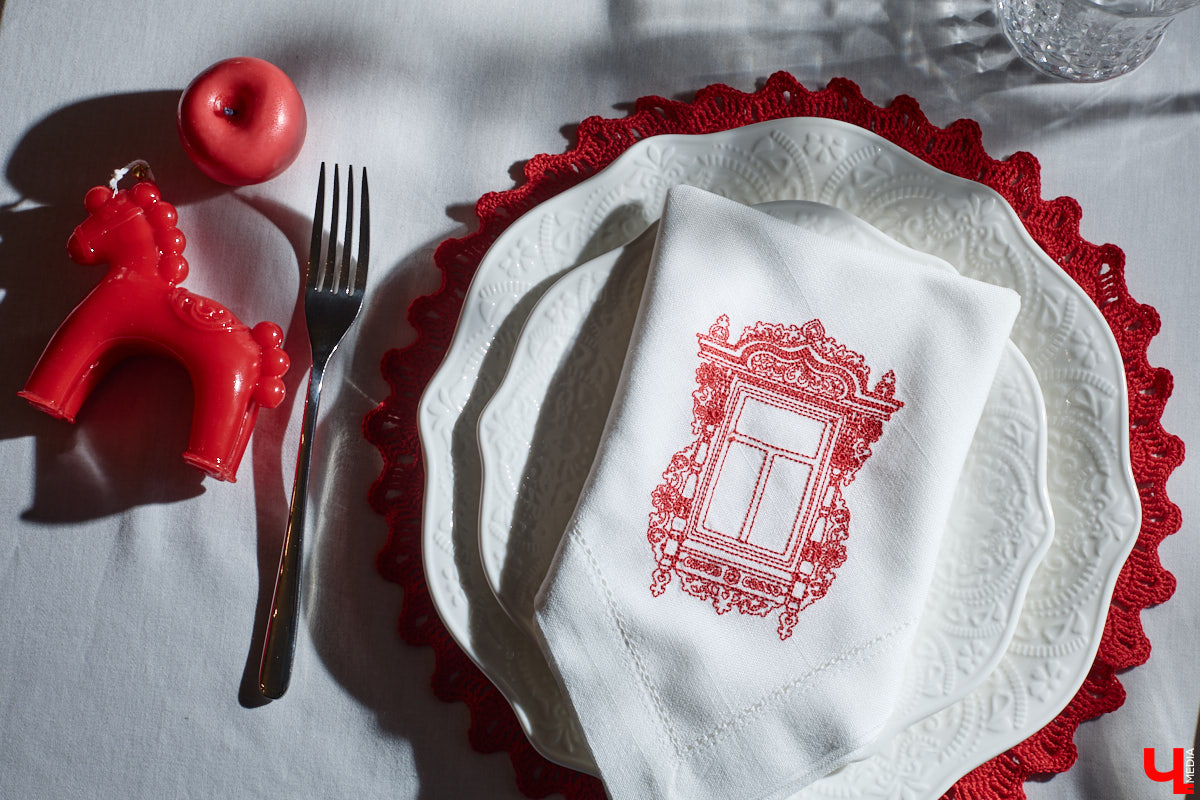 Деревянное кружево из Мстёры, судогодские птицы, причудливое барокко покровских аргунов, староверческие свечи с вязниковских домов: рукодельница Наталья Афанасьева вышила наличники Владимирской области на сервировочных салфетках. Окошки из каких населенных пунктов легли в основу текстильного сувенира и кто вдохновил ее на проект, мастерица рассказала «Ключ-Медиа».