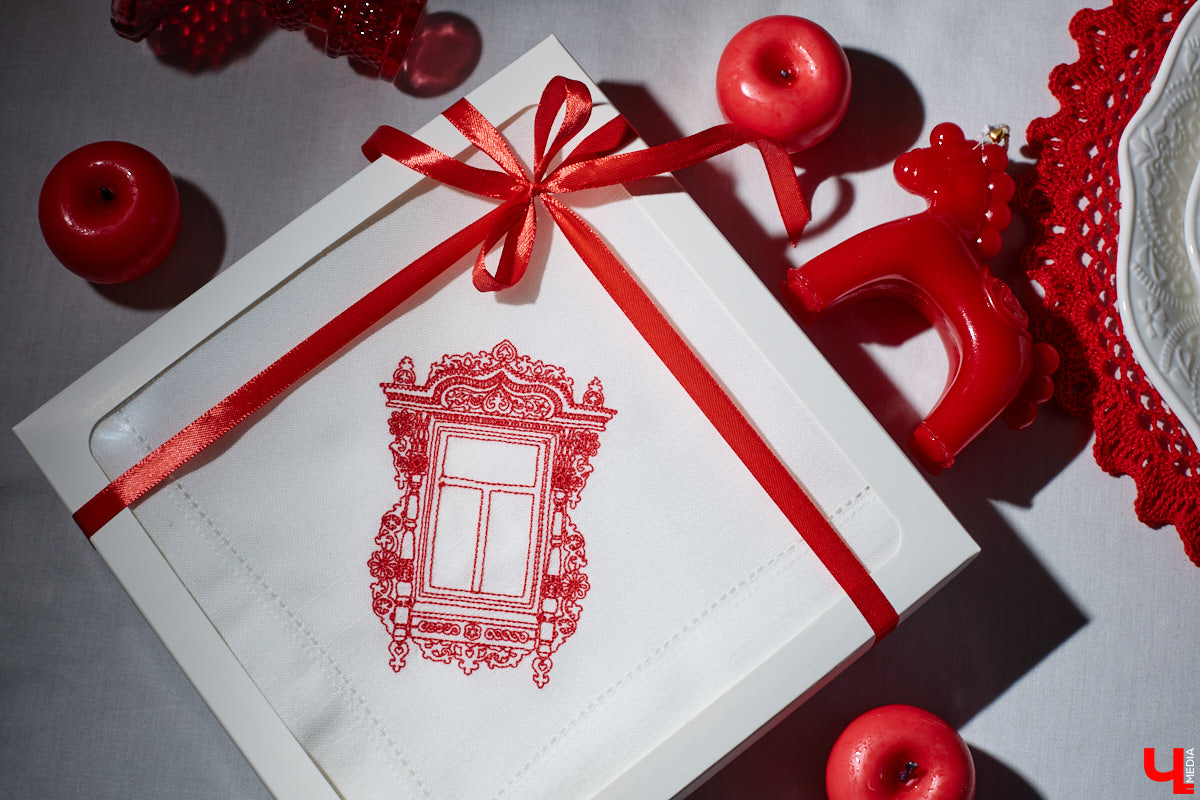 Деревянное кружево из Мстёры, судогодские птицы, причудливое барокко покровских аргунов, староверческие свечи с вязниковских домов: рукодельница Наталья Афанасьева вышила наличники Владимирской области на сервировочных салфетках. Окошки из каких населенных пунктов легли в основу текстильного сувенира и кто вдохновил ее на проект, мастерица рассказала «Ключ-Медиа».