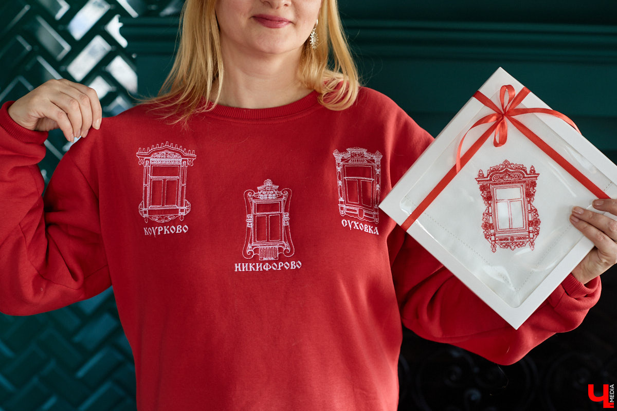 Деревянное кружево из Мстёры, судогодские птицы, причудливое барокко покровских аргунов, староверческие свечи с вязниковских домов: рукодельница Наталья Афанасьева вышила наличники Владимирской области на сервировочных салфетках. Окошки из каких населенных пунктов легли в основу текстильного сувенира и кто вдохновил ее на проект, мастерица рассказала «Ключ-Медиа».