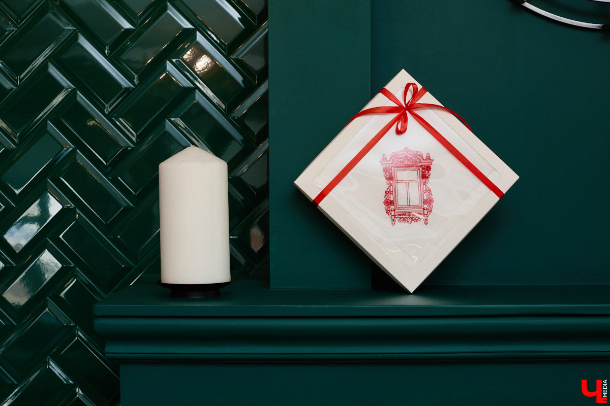 Деревянное кружево из Мстёры, судогодские птицы, причудливое барокко покровских аргунов, староверческие свечи с вязниковских домов: рукодельница Наталья Афанасьева вышила наличники Владимирской области на сервировочных салфетках. Окошки из каких населенных пунктов легли в основу текстильного сувенира и кто вдохновил ее на проект, мастерица рассказала «Ключ-Медиа».