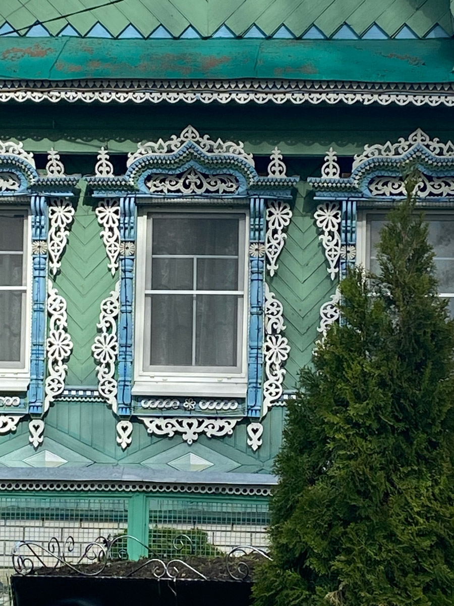 Деревянное кружево из Мстёры, судогодские птицы, причудливое барокко покровских аргунов, староверческие свечи с вязниковских домов: рукодельница Наталья Афанасьева вышила наличники Владимирской области на сервировочных салфетках. Окошки из каких населенных пунктов легли в основу текстильного сувенира и кто вдохновил ее на проект, мастерица рассказала «Ключ-Медиа».