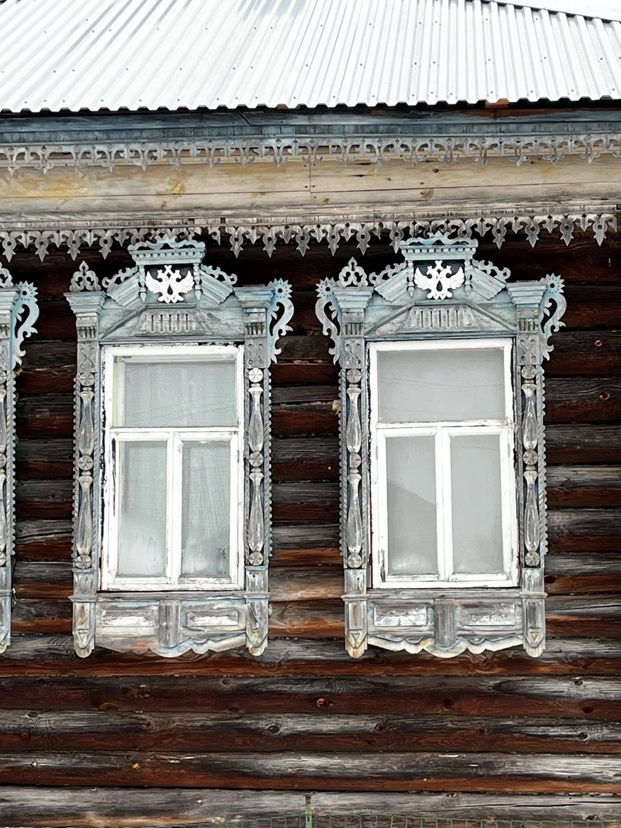 Деревянное кружево из Мстёры, судогодские птицы, причудливое барокко покровских аргунов, староверческие свечи с вязниковских домов: рукодельница Наталья Афанасьева вышила наличники Владимирской области на сервировочных салфетках. Окошки из каких населенных пунктов легли в основу текстильного сувенира и кто вдохновил ее на проект, мастерица рассказала «Ключ-Медиа».