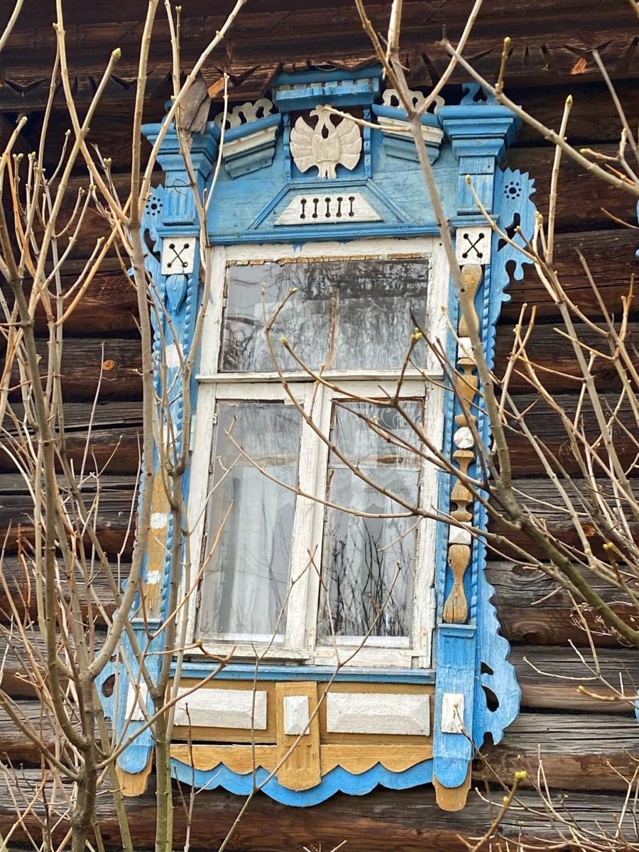 Деревянное кружево из Мстёры, судогодские птицы, причудливое барокко покровских аргунов, староверческие свечи с вязниковских домов: рукодельница Наталья Афанасьева вышила наличники Владимирской области на сервировочных салфетках. Окошки из каких населенных пунктов легли в основу текстильного сувенира и кто вдохновил ее на проект, мастерица рассказала «Ключ-Медиа».