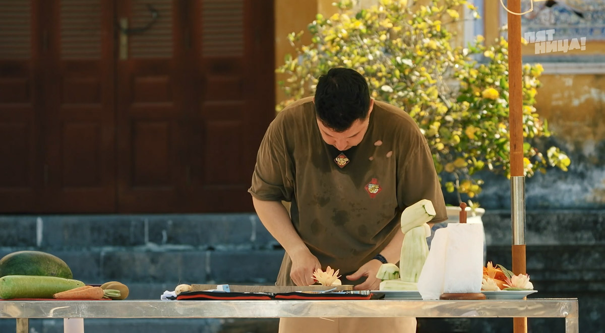 Как накормить вьетнамцев устрицами и чем поразить Ксению Собчак? Жители Владимирской области вновь участвуют в шоу с селебрити. На сей раз на экран попал известный в городе повар Юрий Ковальчук, снявшись в программе «Последний шеф». Ну а на «Быстрых свиданиях» свое обаяние проявил фермер Василий из Петушков. Давайте узнаем, что же получилось у наших мужчин!