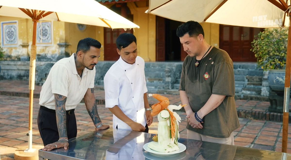 Как накормить вьетнамцев устрицами и чем поразить Ксению Собчак? Жители Владимирской области вновь участвуют в шоу с селебрити. На сей раз на экран попал известный в городе повар Юрий Ковальчук, снявшись в программе «Последний шеф». Ну а на «Быстрых свиданиях» свое обаяние проявил фермер Василий из Петушков. Давайте узнаем, что же получилось у наших мужчин!