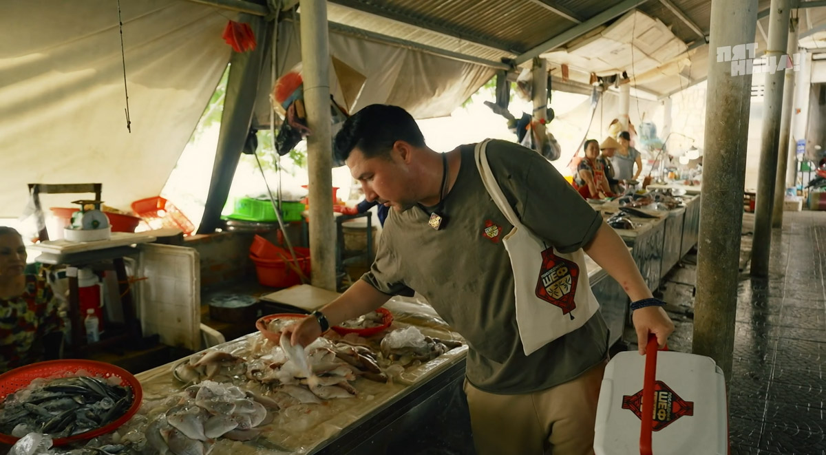 Как накормить вьетнамцев устрицами и чем поразить Ксению Собчак? Жители Владимирской области вновь участвуют в шоу с селебрити. На сей раз на экран попал известный в городе повар Юрий Ковальчук, снявшись в программе «Последний шеф». Ну а на «Быстрых свиданиях» свое обаяние проявил фермер Василий из Петушков. Давайте узнаем, что же получилось у наших мужчин!