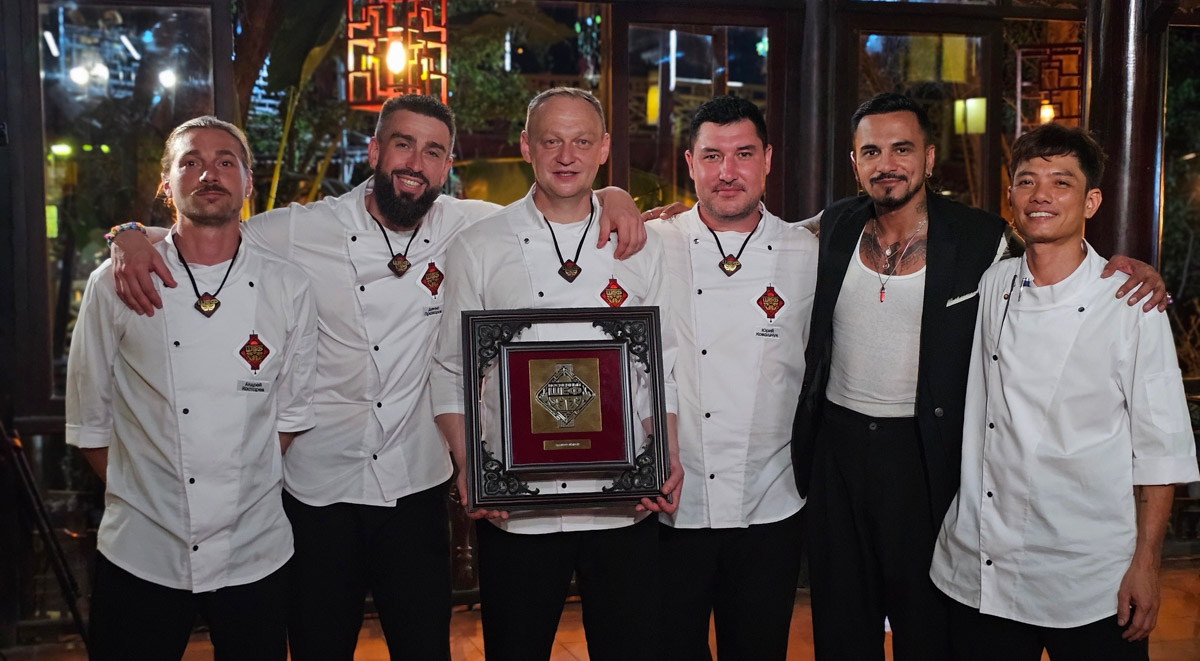 Как накормить вьетнамцев устрицами и чем поразить Ксению Собчак? Жители Владимирской области вновь участвуют в шоу с селебрити. На сей раз на экран попал известный в городе повар Юрий Ковальчук, снявшись в программе «Последний шеф». Ну а на «Быстрых свиданиях» свое обаяние проявил фермер Василий из Петушков. Давайте узнаем, что же получилось у наших мужчин!