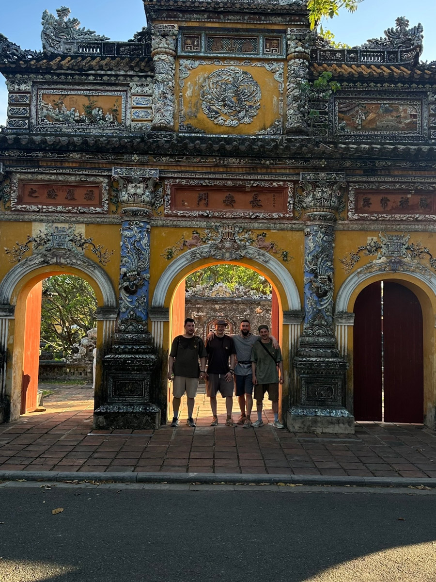 Как накормить вьетнамцев устрицами и чем поразить Ксению Собчак? Жители Владимирской области вновь участвуют в шоу с селебрити. На сей раз на экран попал известный в городе повар Юрий Ковальчук, снявшись в программе «Последний шеф». Ну а на «Быстрых свиданиях» свое обаяние проявил фермер Василий из Петушков. Давайте узнаем, что же получилось у наших мужчин!